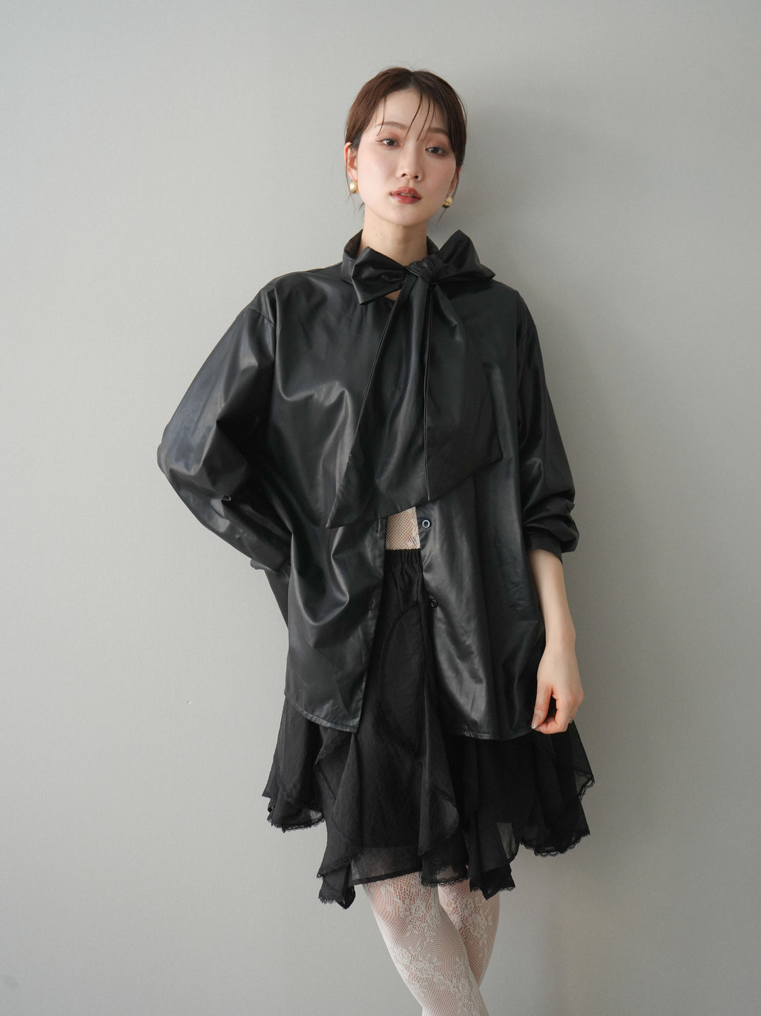 [予約]フェイクレザーボウタイブラウス/black
