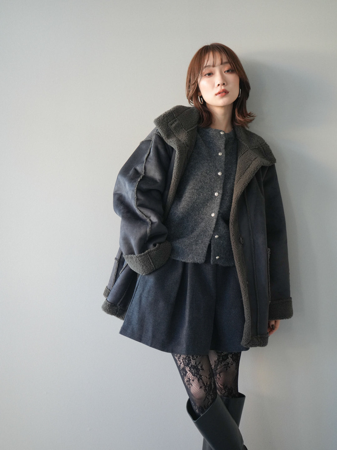 [予約]スタンドネックフェイクムートンミディアムコート/charcoal