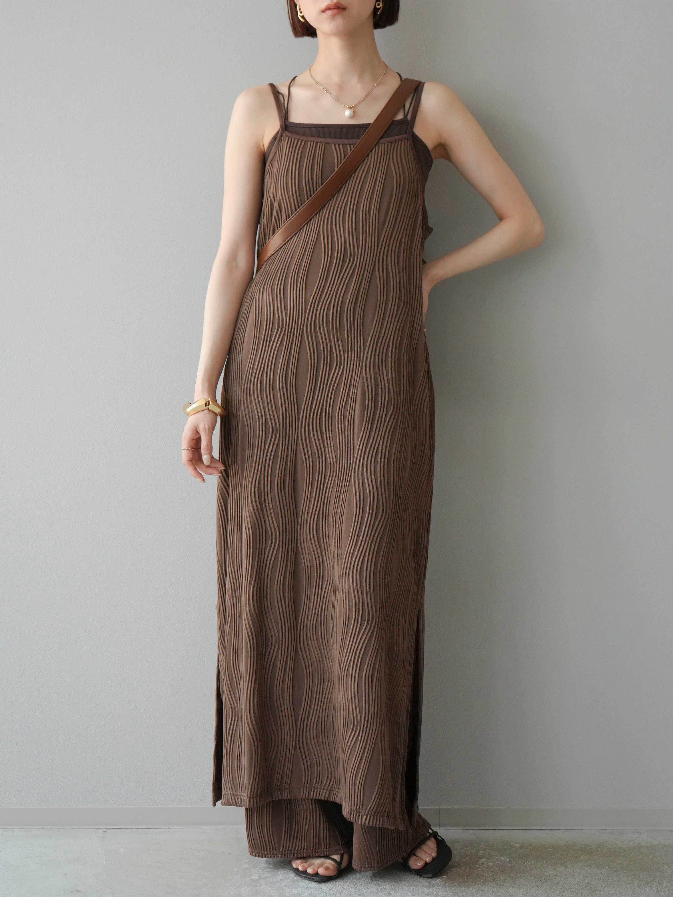 予約]ウェーブパイピングキャミワンピース/ブラウン – Lumier