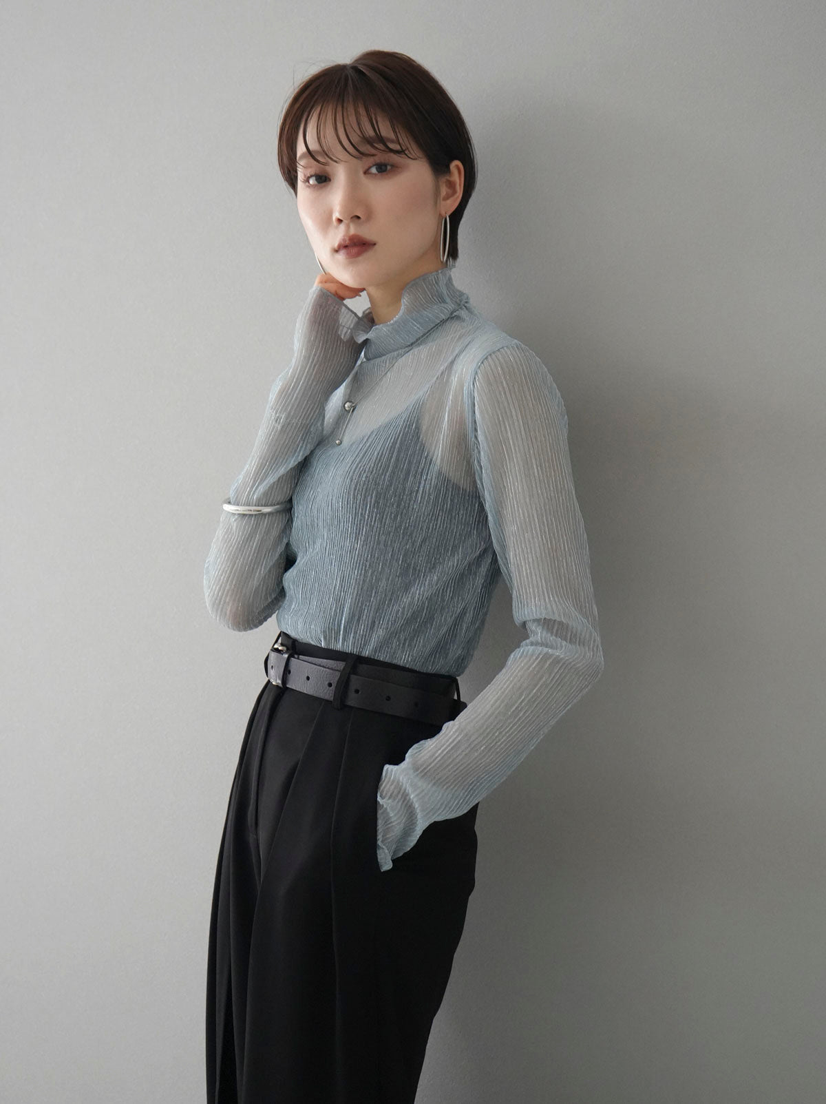 予約]ラメプリーツシアートップス/ブルー – Lumier