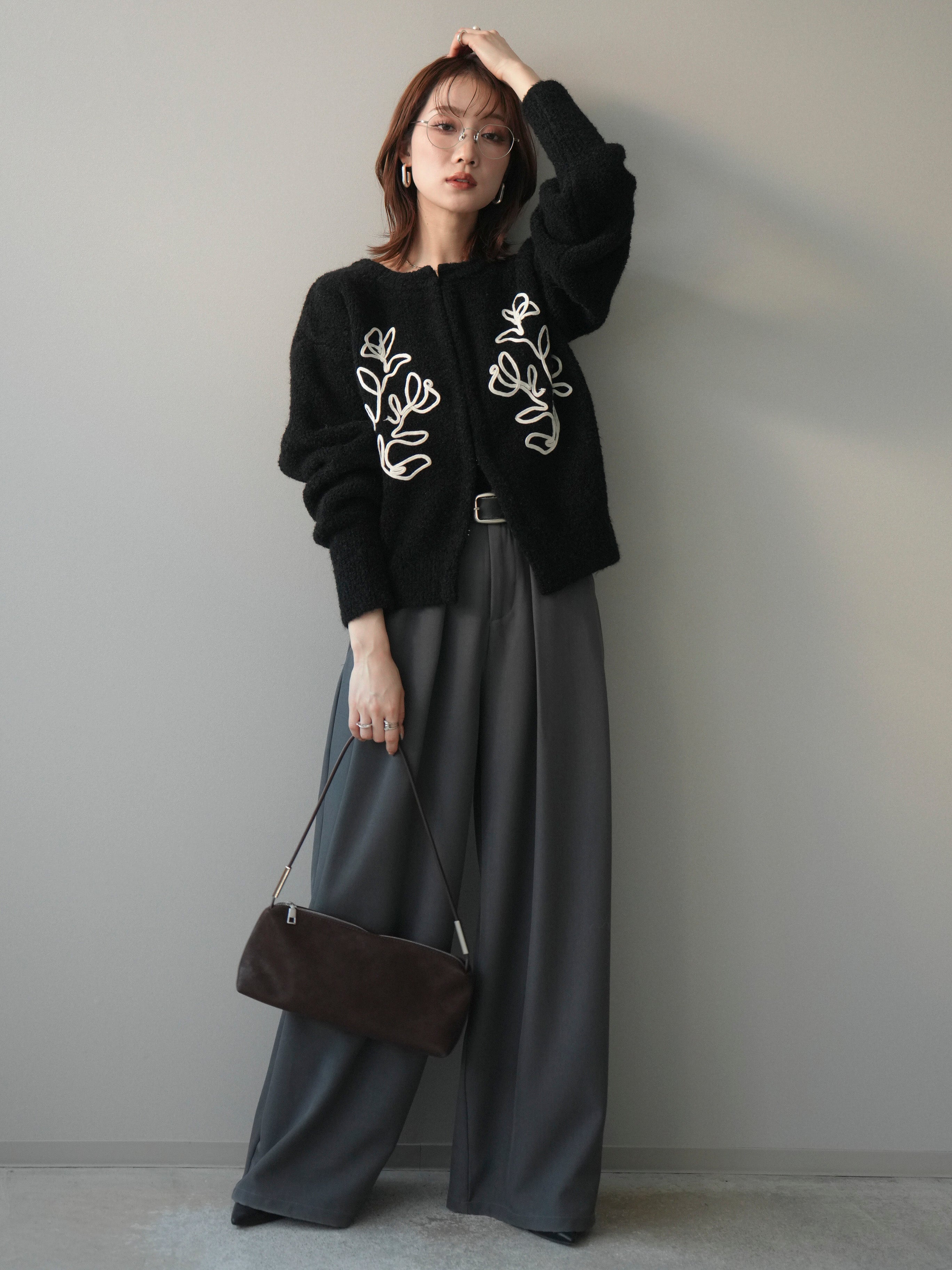 予約]テープ刺繍ホック開きブークレニットカーディガン/black – Lumier