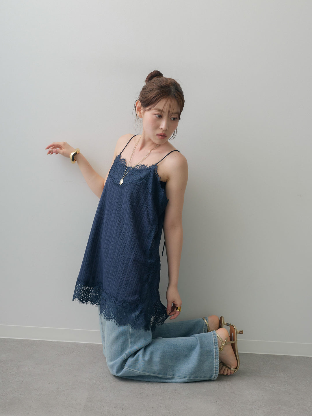 [予約]ワッシャーテクスチャーレーストリムキャミソール/navy