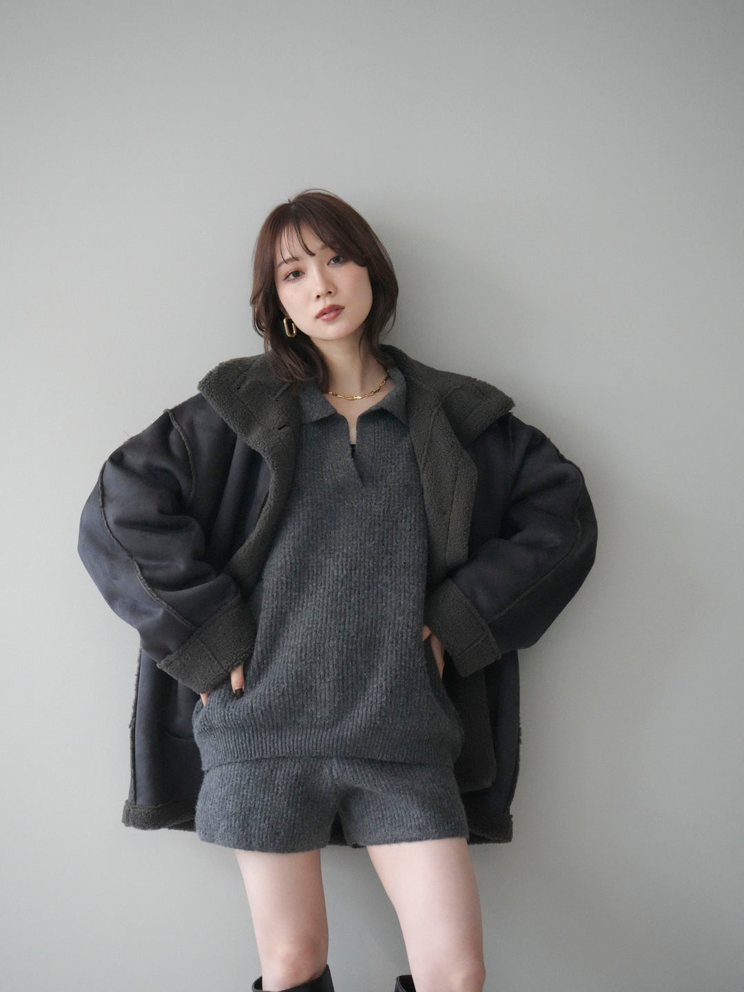 [予約]スタンドネックフェイクムートンミディアムコート/charcoal