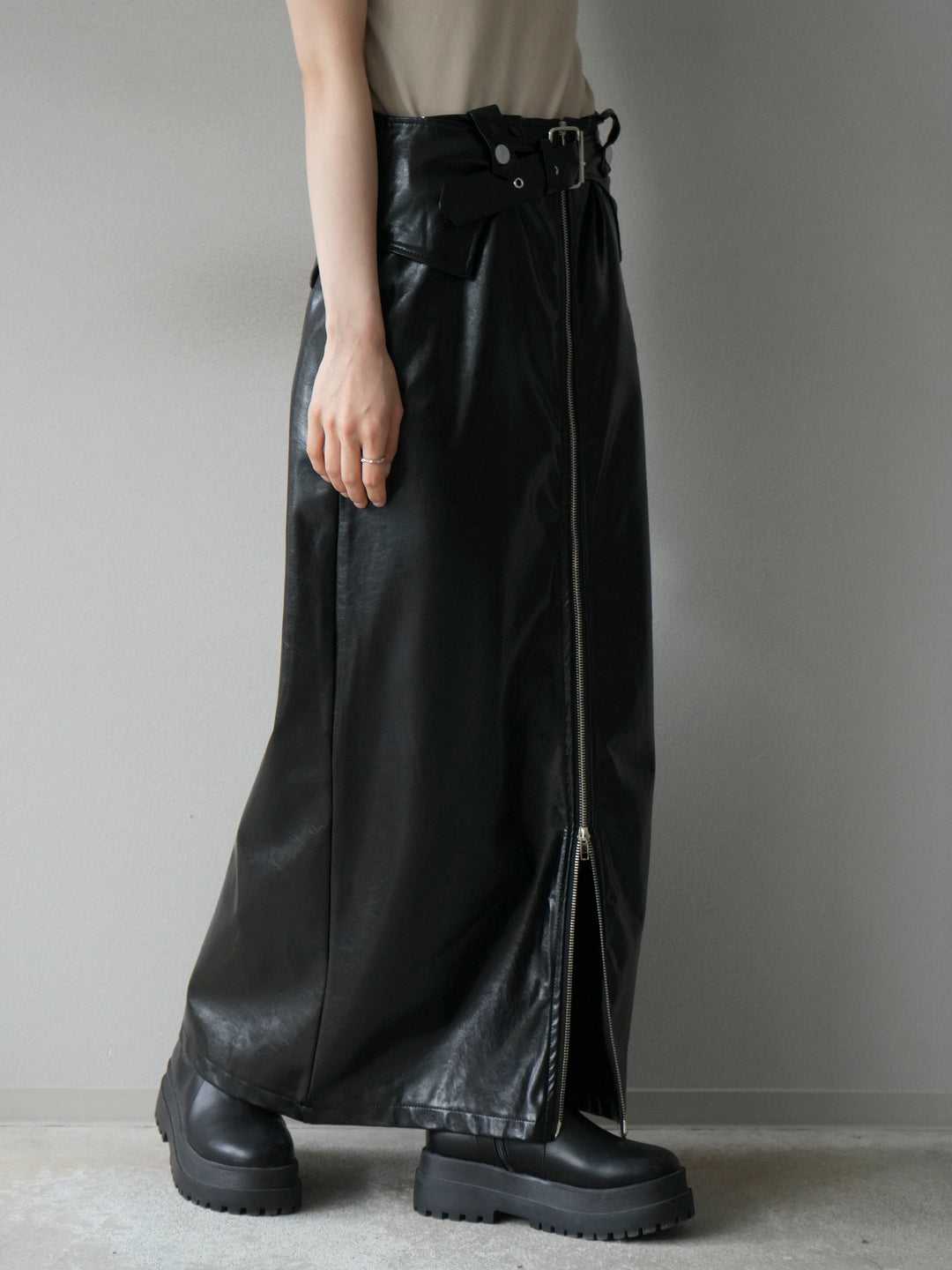 [予約]ベルトデザインレザータッチZIPタイトスカート/ブラック