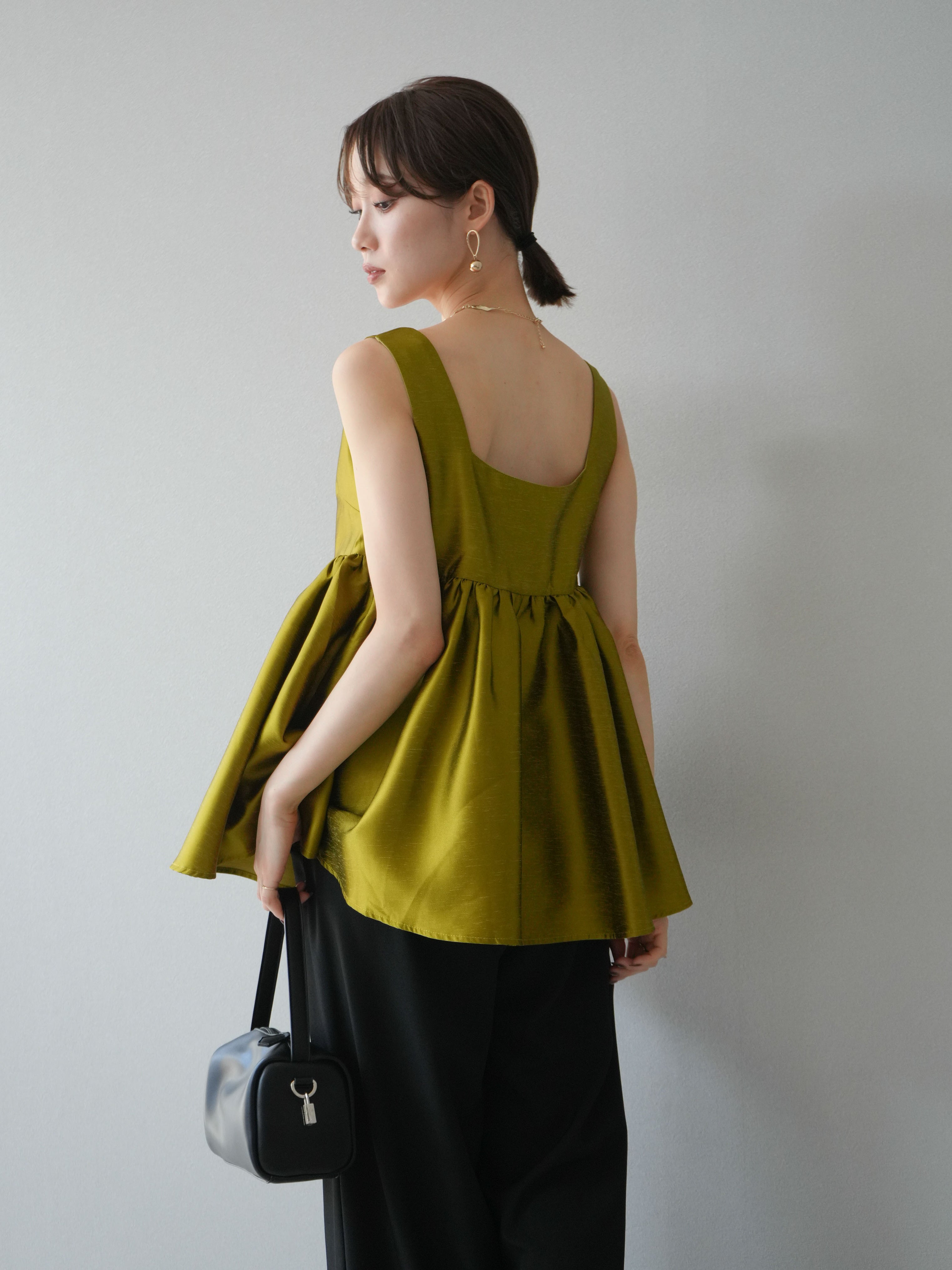 予約]サテンフレアノースリーブトップス/グリーン – Lumier