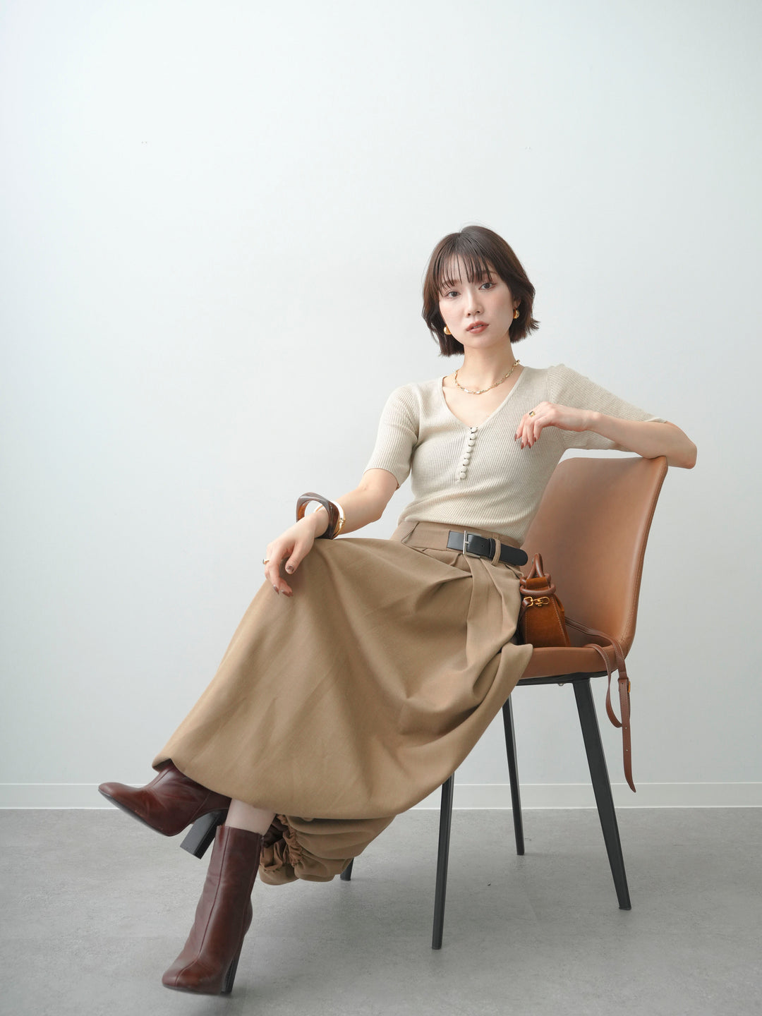 【預購】胡桃木紐扣V領羅紋針織衫/米色