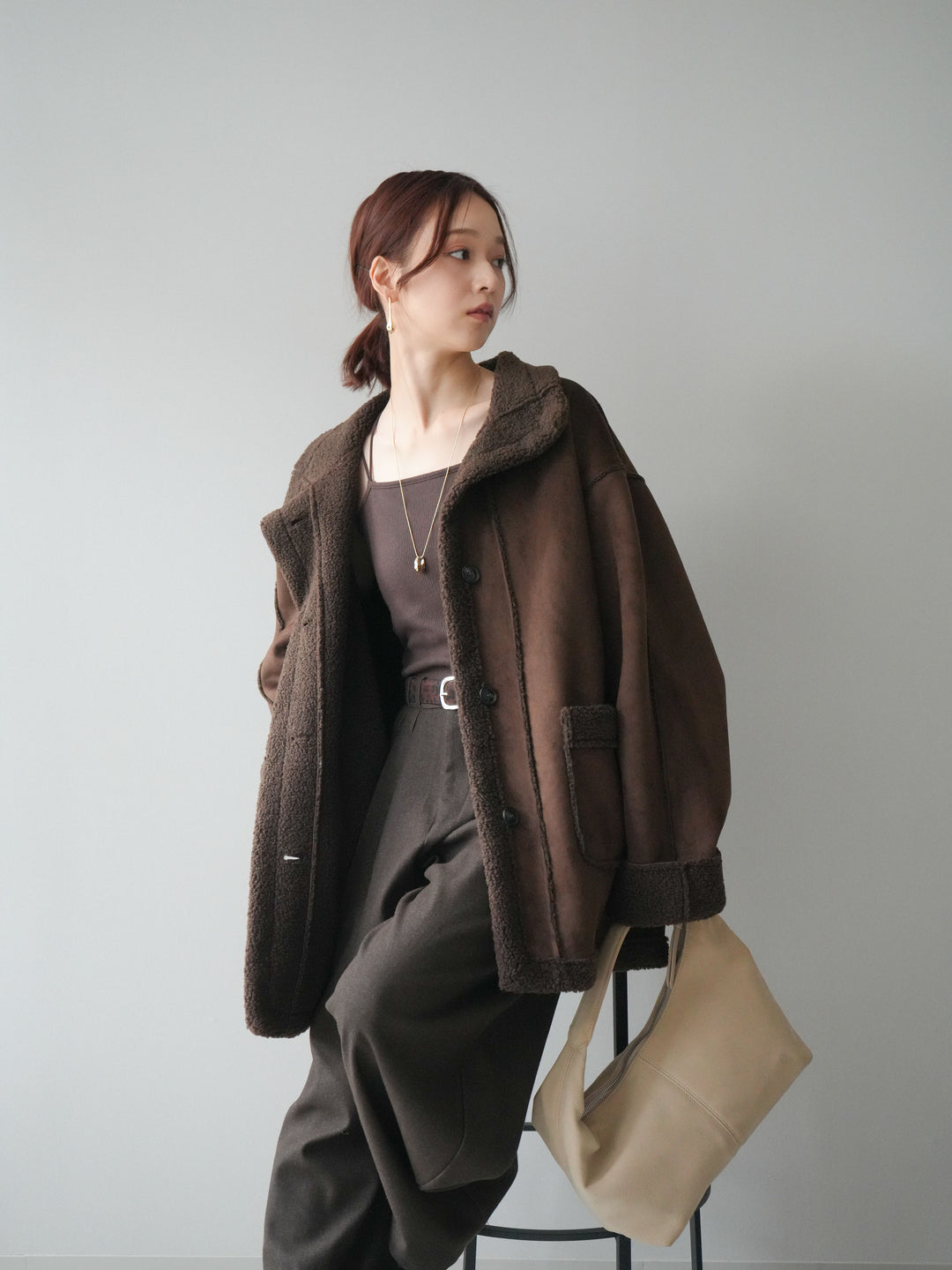 [SET]スタンドネックフェイクムートンミディアムコート+カップ付きバッククロスキャミソール(2set)