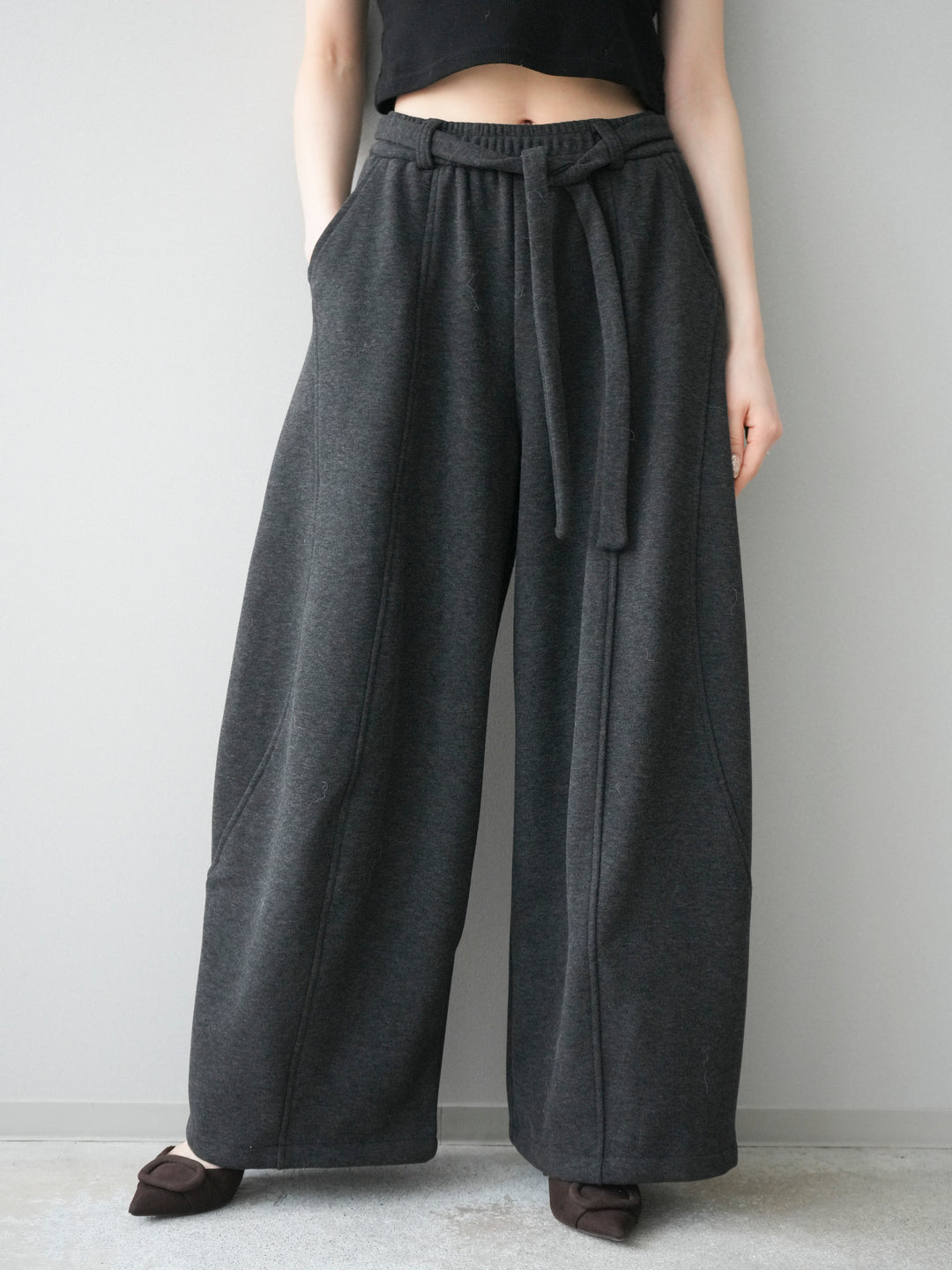 [予約]ウエストベルトカーブラインスエットパンツ/black