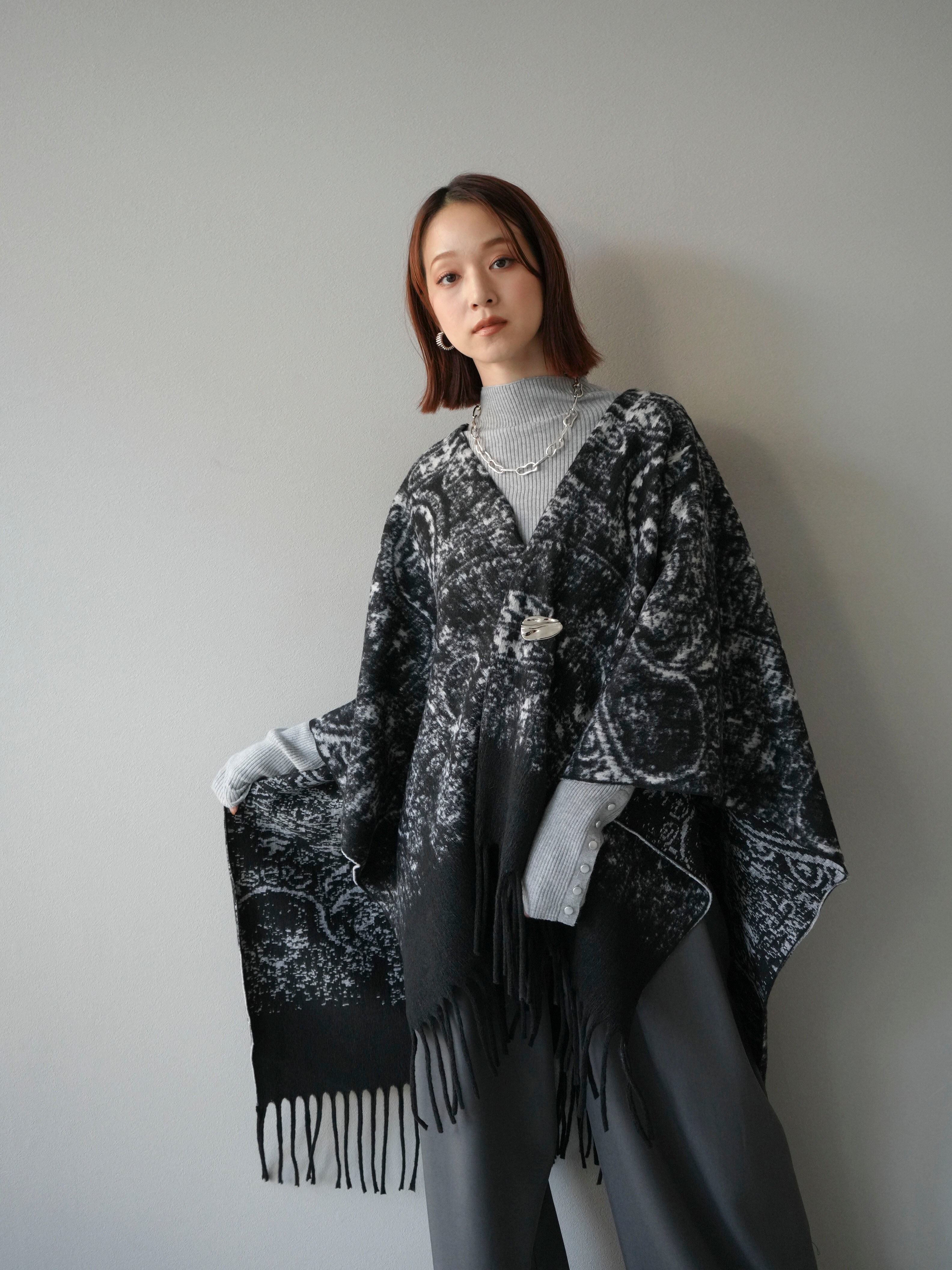 予約]アブストラクト柄ストールポンチョ/ブラック – Lumier