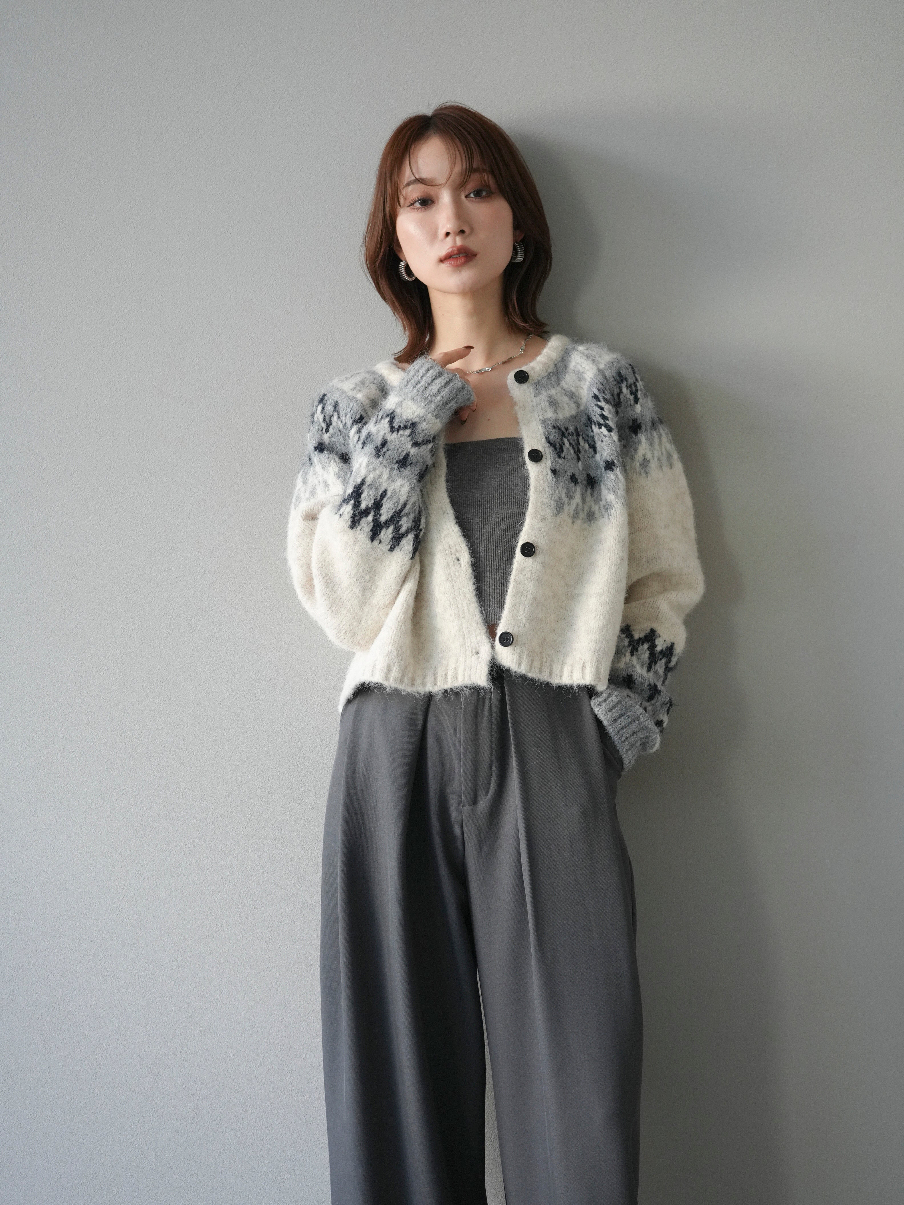 アイボリー クロップドニットカーディガン 予約]ステッチ刺繍ジップニットカーディガン/アイボリー – Lumier