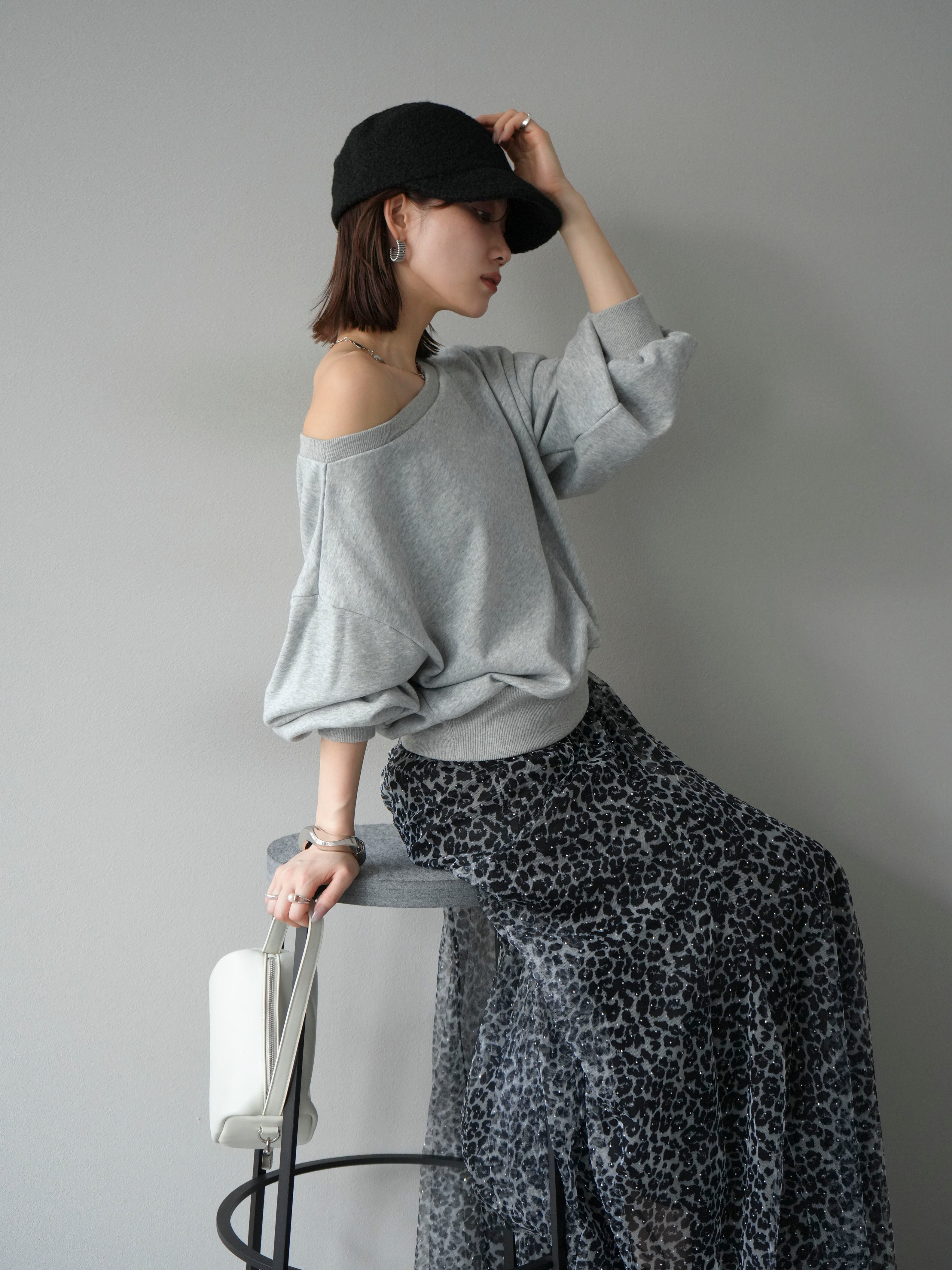 杢グレーオフショルスウェットjuemi EMB Loose Neck Sweat – JUEMI