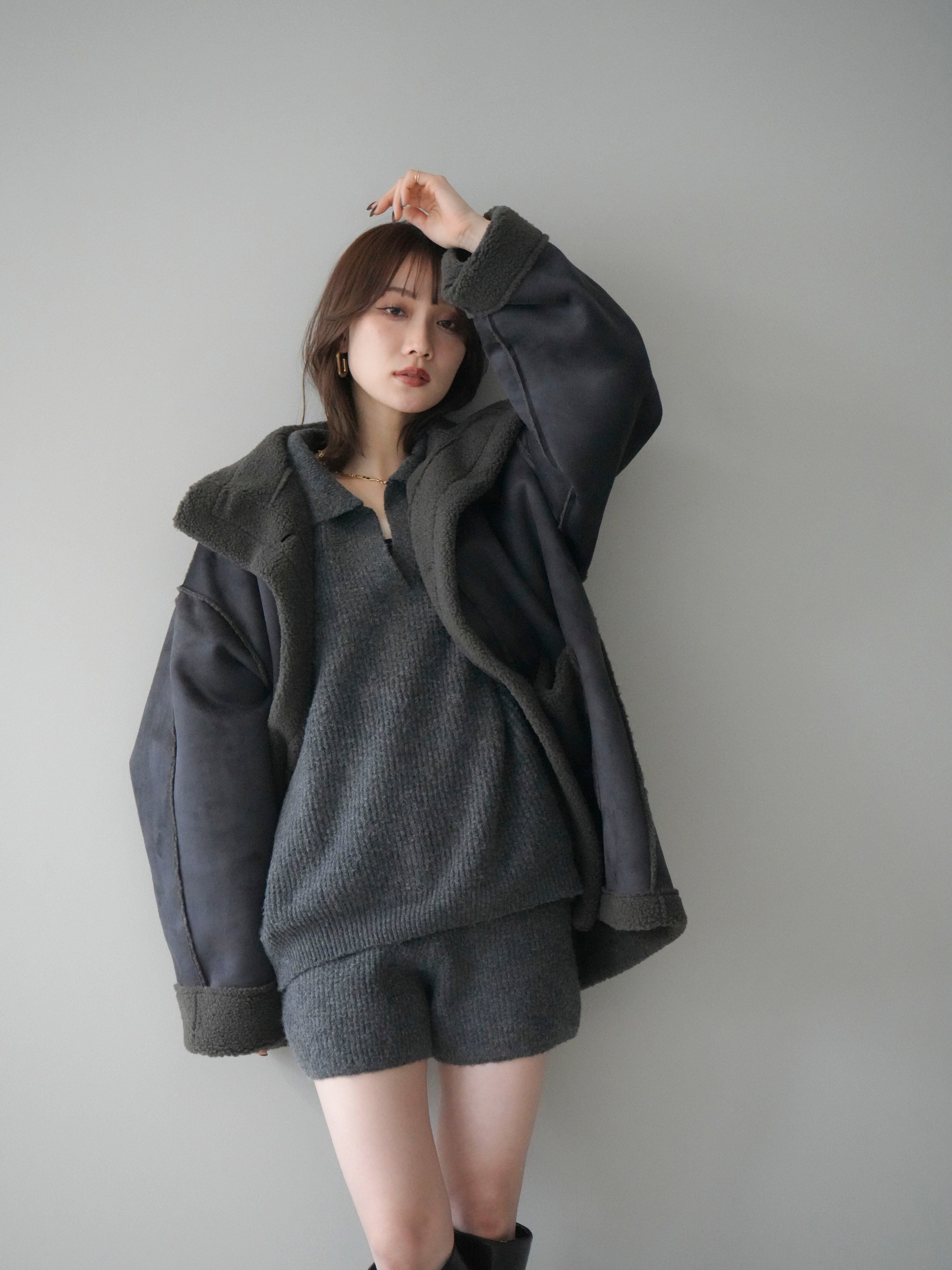 予約]スタンドネックフェイクムートンミディアムコート/charcoal – Lumier