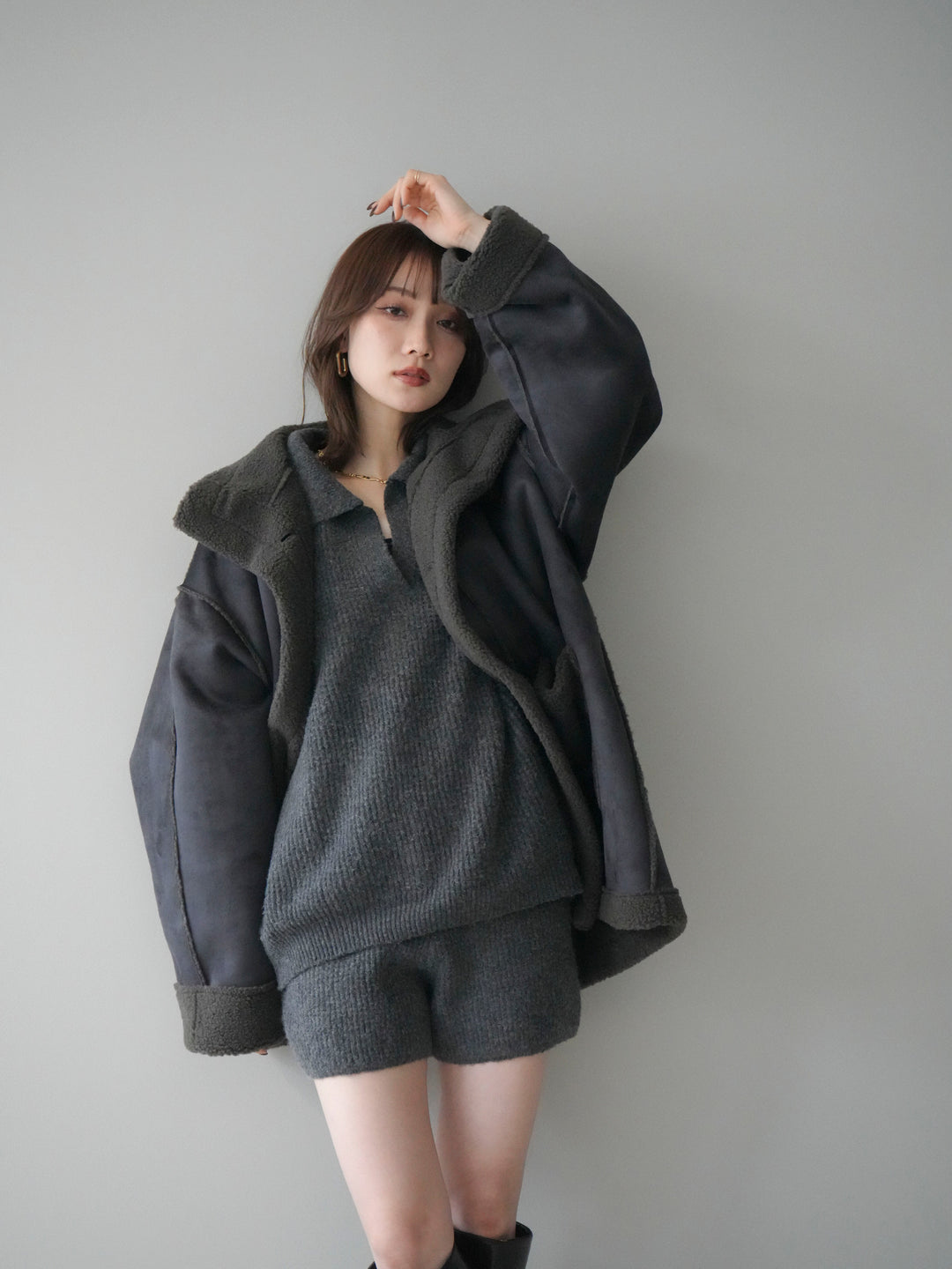 [予約]スタンドネックフェイクムートンミディアムコート/charcoal