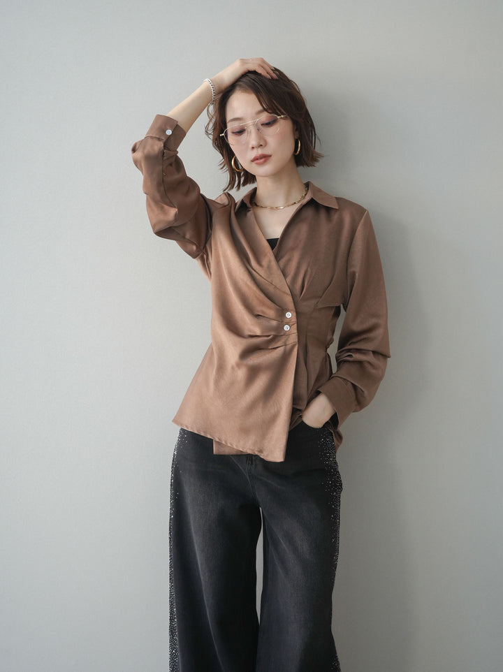 [予約]サイドギャザーアシンメトリーデザインサテンブラウス/brown