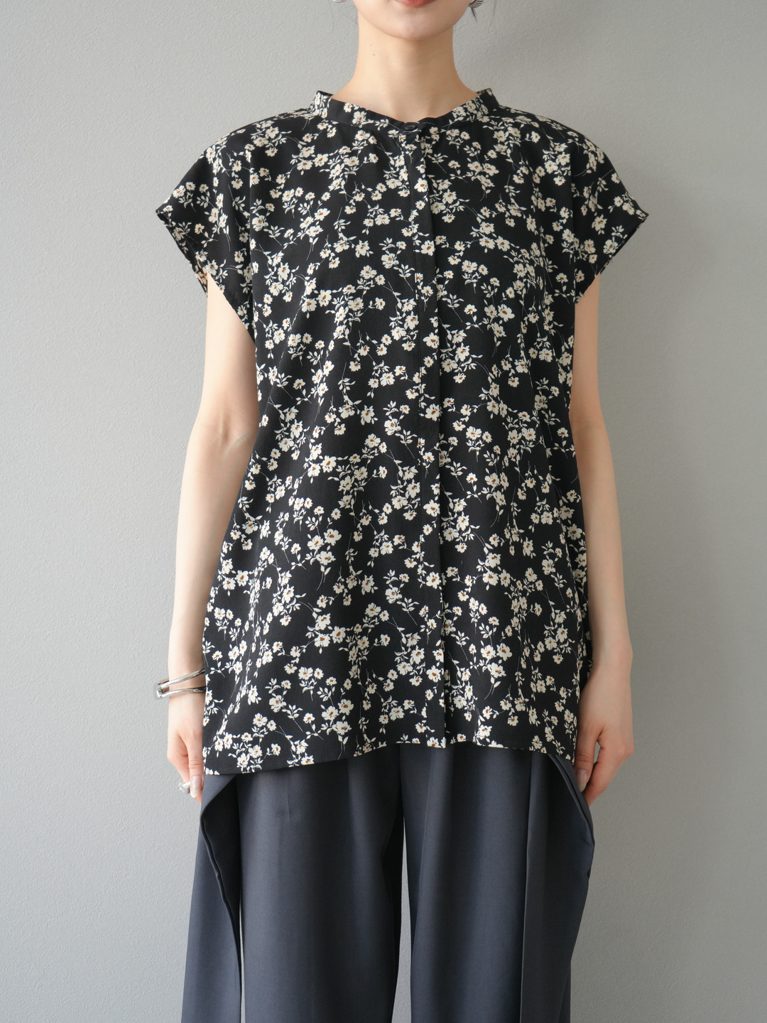 【預購】花朵印花法式袖襯衫/黑色