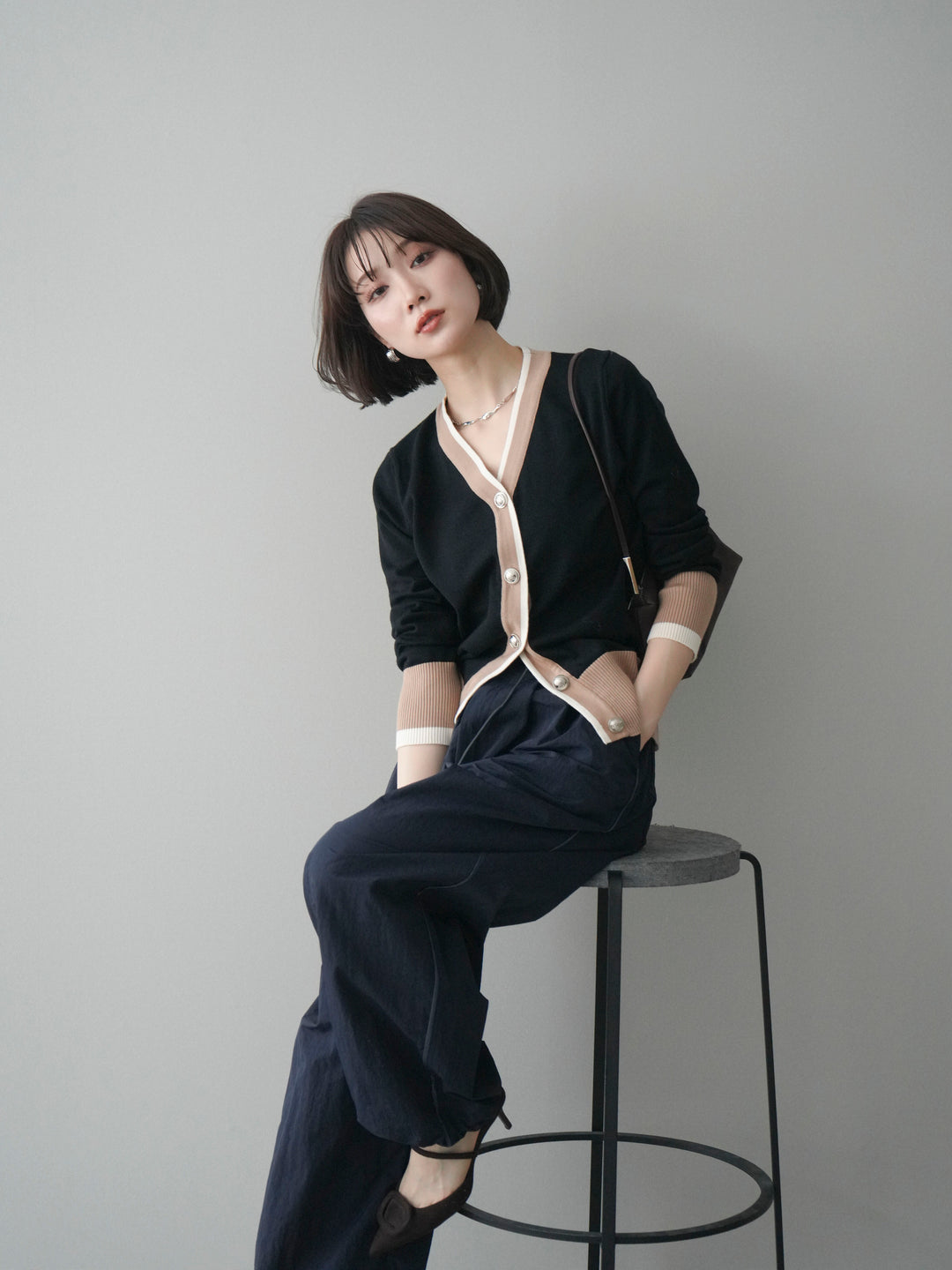 [予約]デザインボタン配色Vネックニットカーディガン/black