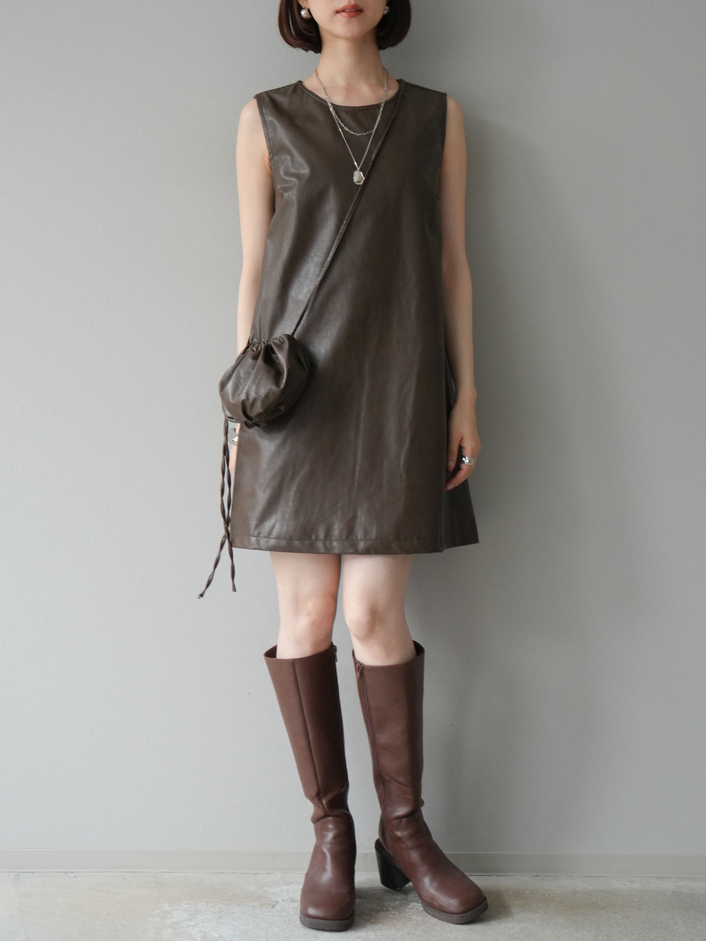 予約]ショルダーポーチ付レザーミニワンピース/ブラウン – Lumier