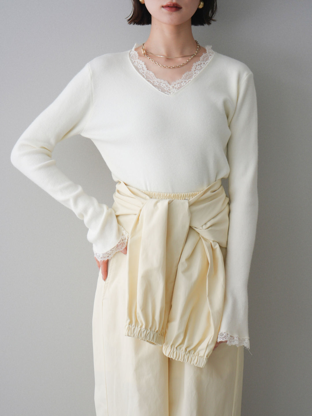 [予約]レースドッキングVネックニットトップス/white