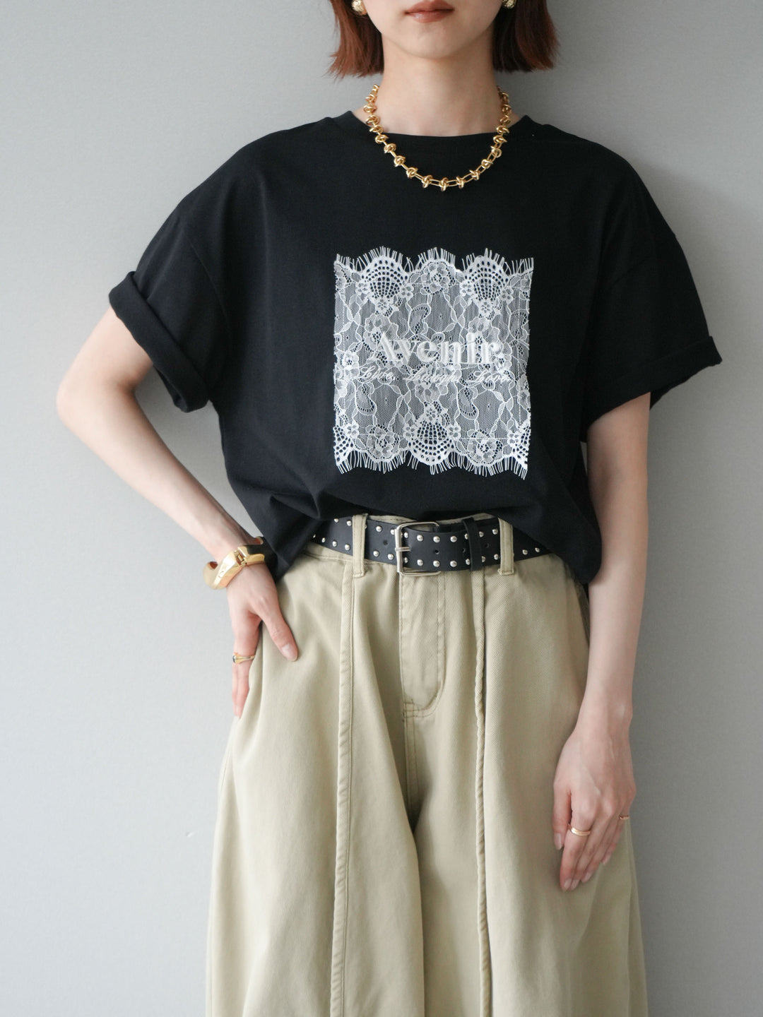 【套裝】蕾絲拼貼Logo T卹 + 腰帶中褶闊腿褲（兩件組）