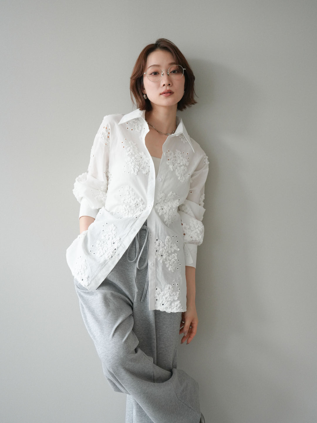 [SET]バックリボンフラワーエンブロイダリーシャツ+選べるアクセセット(2set)