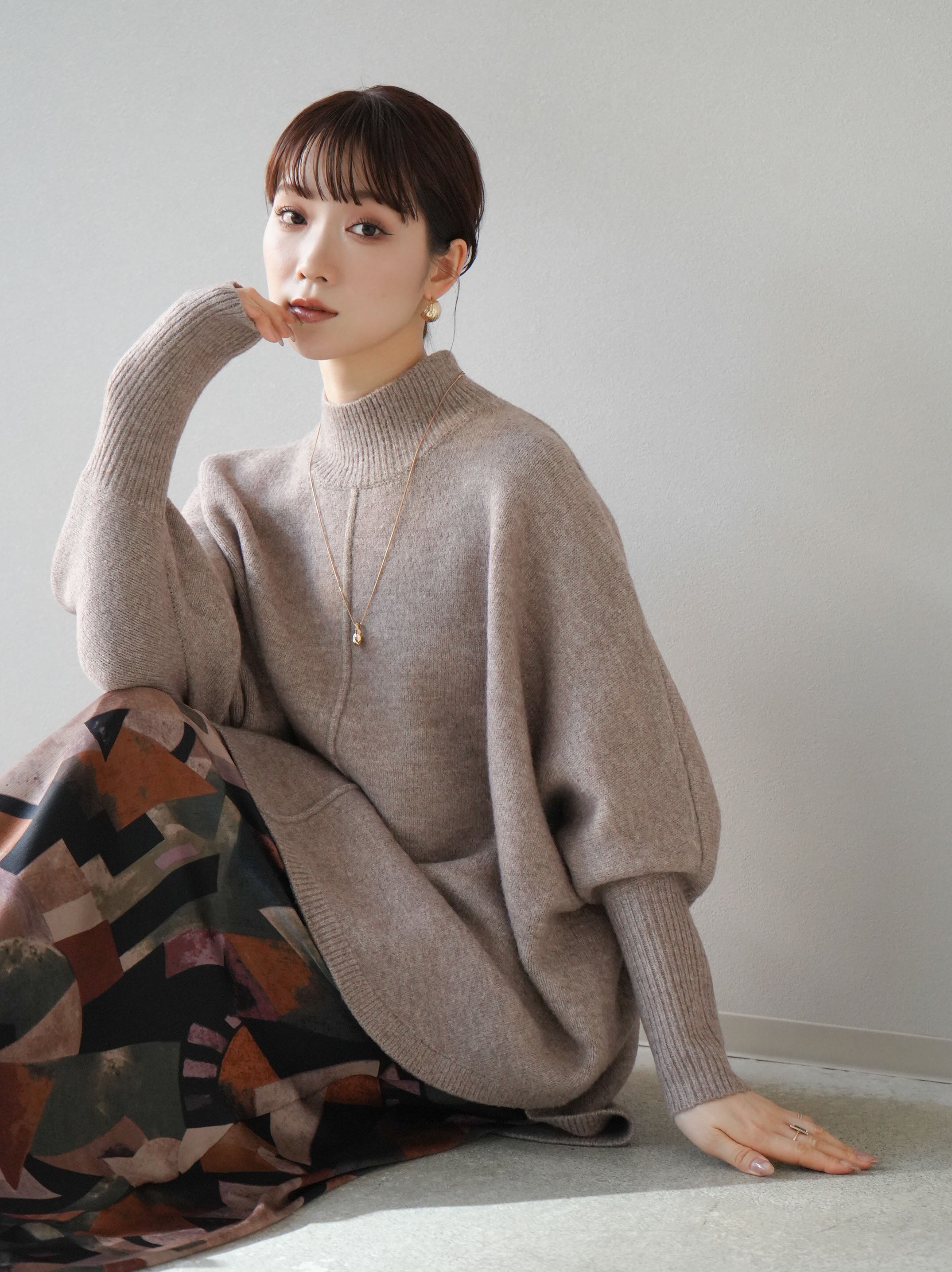 予約]ボトルネックラウンドヘムドルマンニットプルオーバー/グレージュ