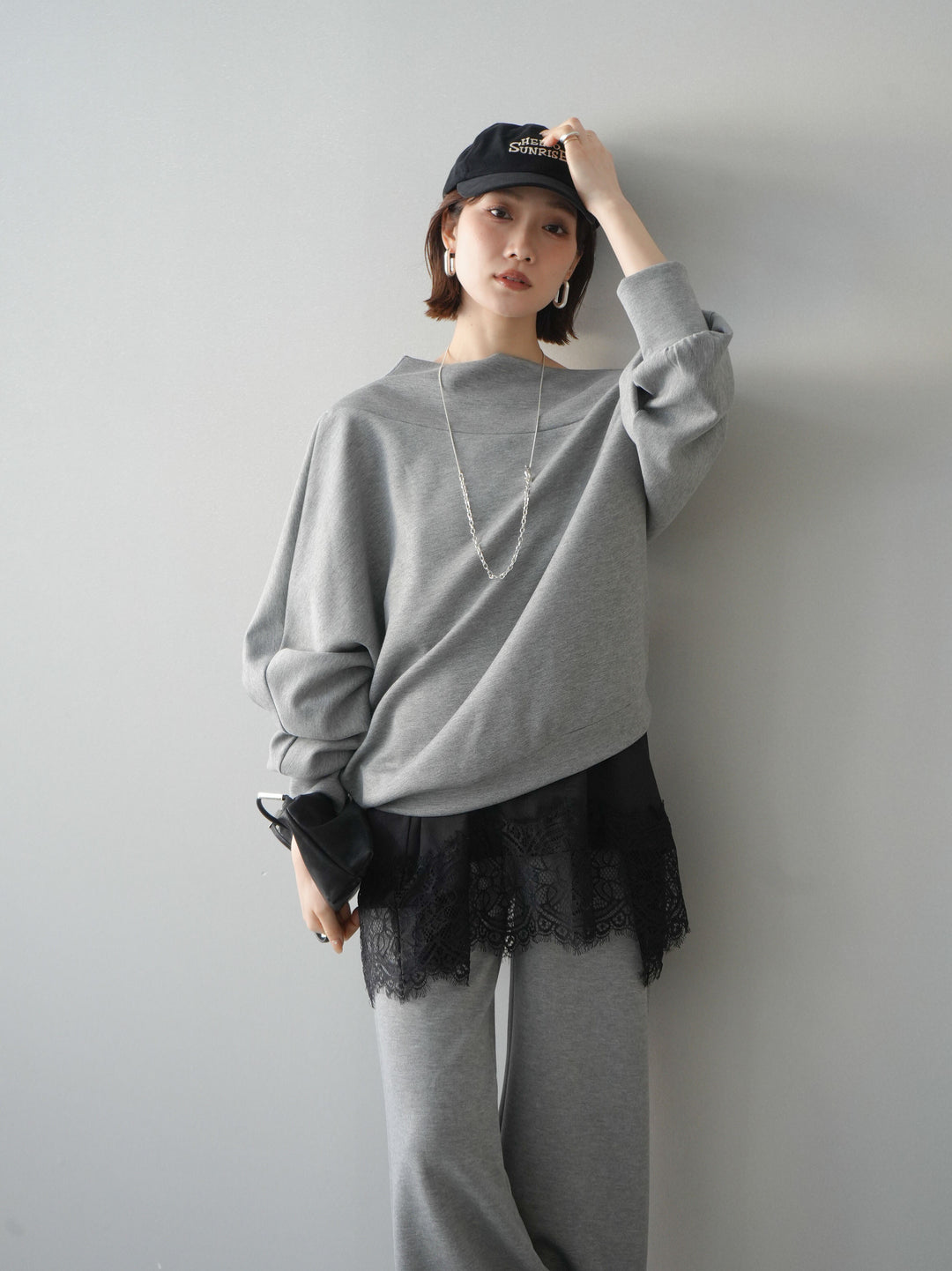 [SET]アシンメトリーオフショルポンチプルオーバー+レーストリムキャミソール(2set)