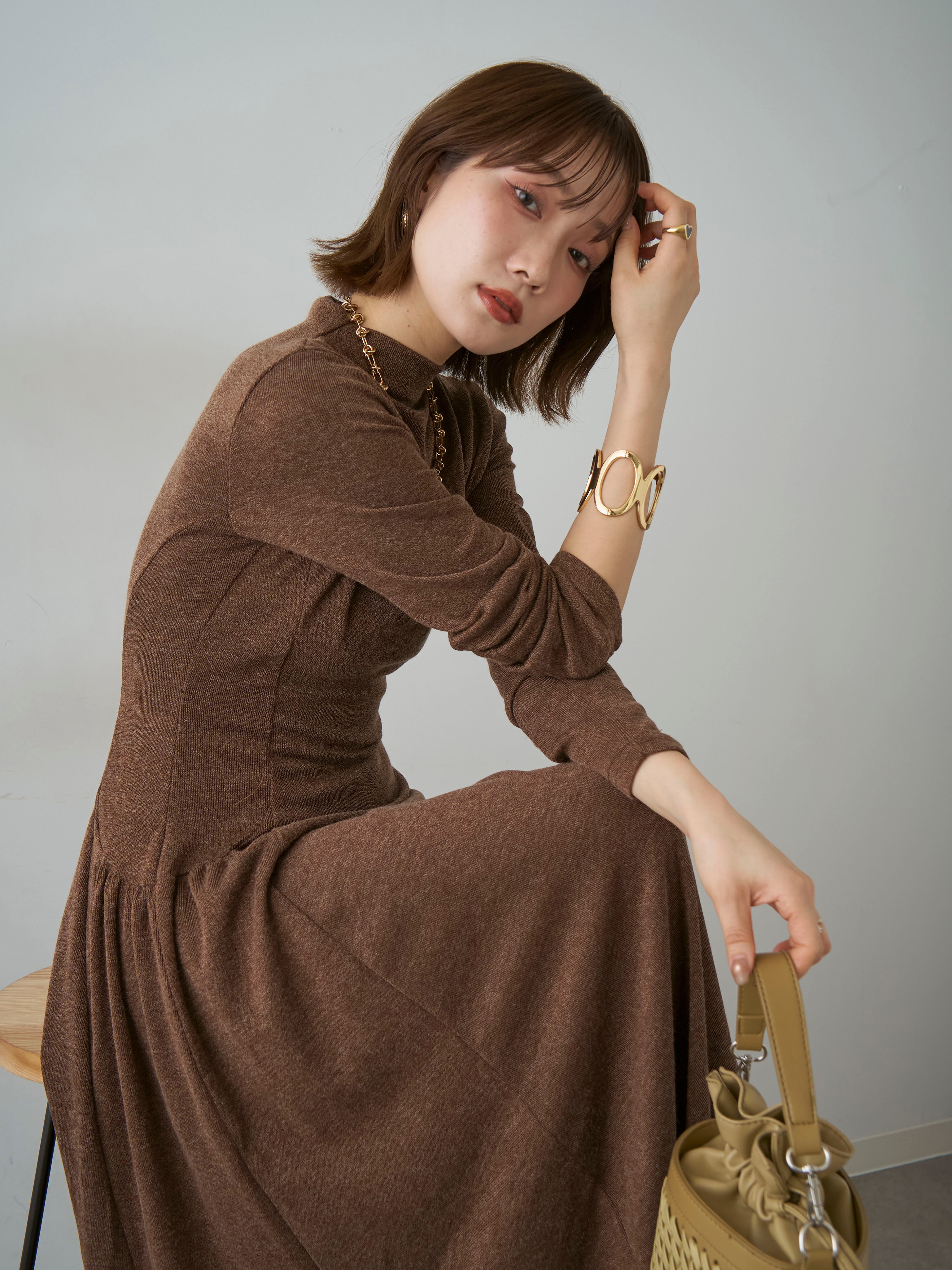 予約]モックネックドレープニットソーワンピース/brown – Lumier