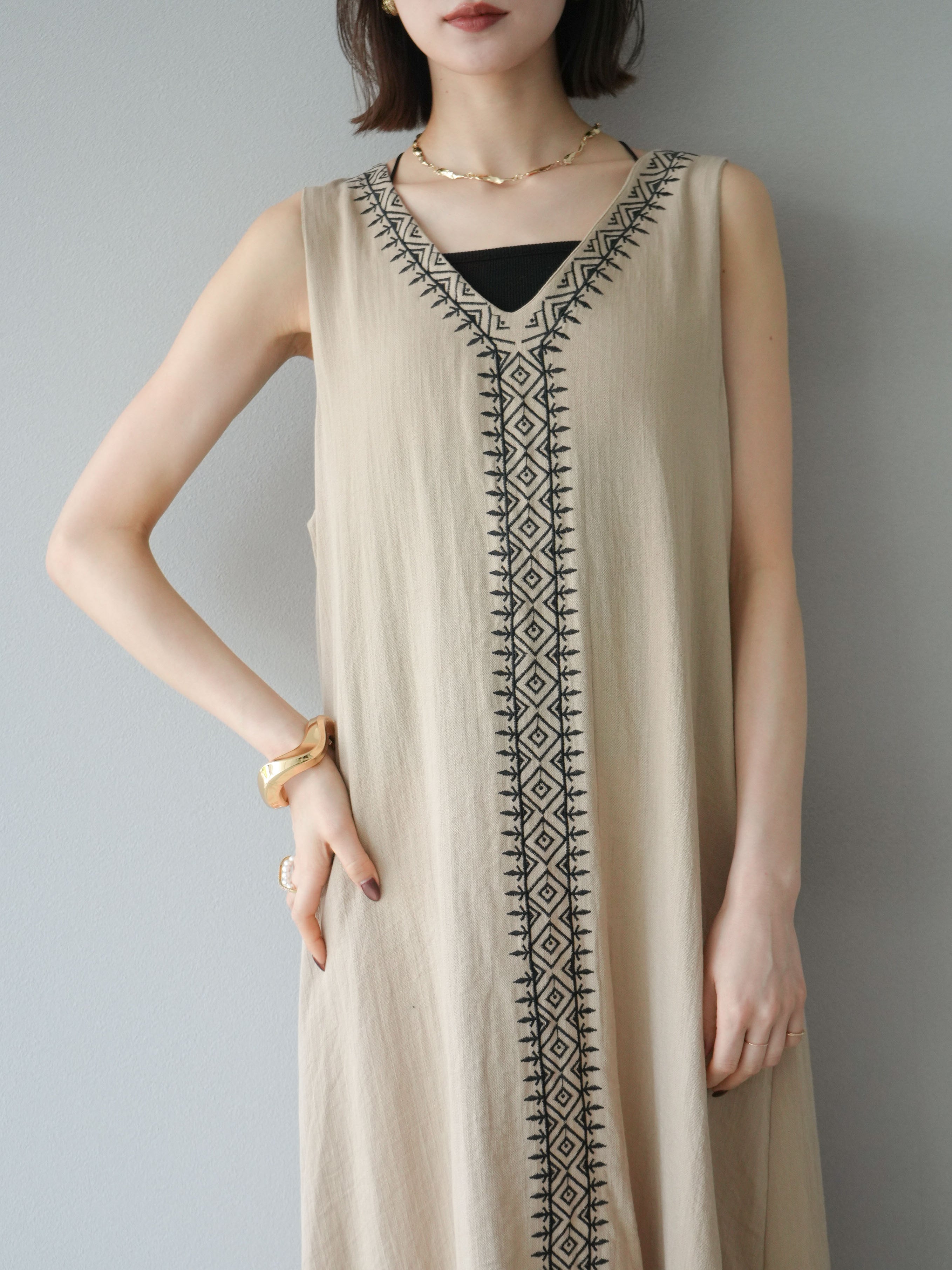 予約]刺繍Vネックワンピース/ベージュ – Lumier