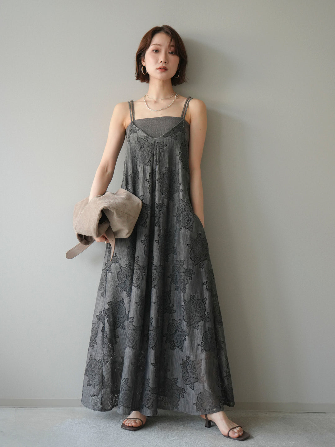 【預購】花朵蕾絲吊帶洋裝 / 灰色