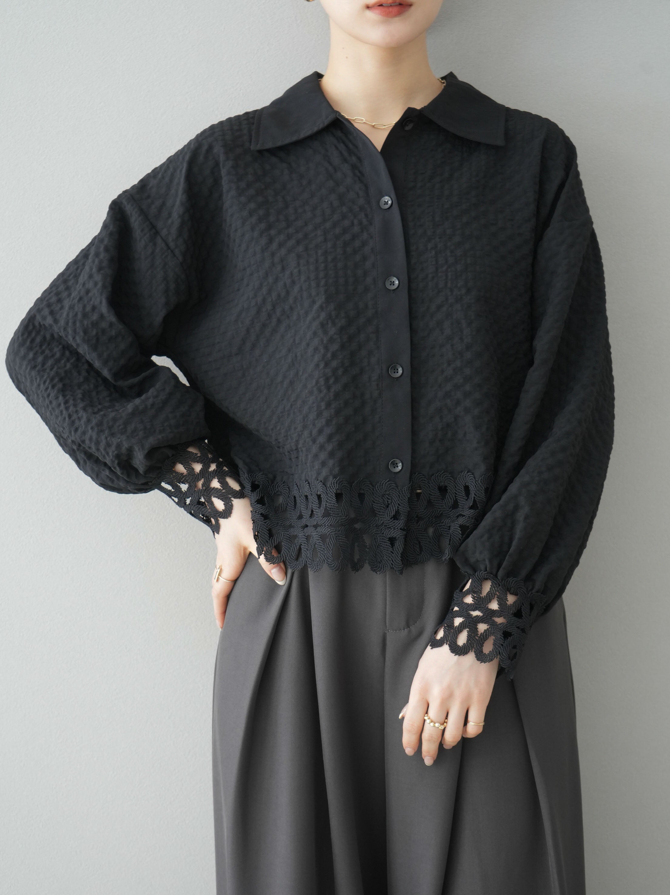 SET]レース切替エンボスデザインショートブラウス+レース切替エンボス