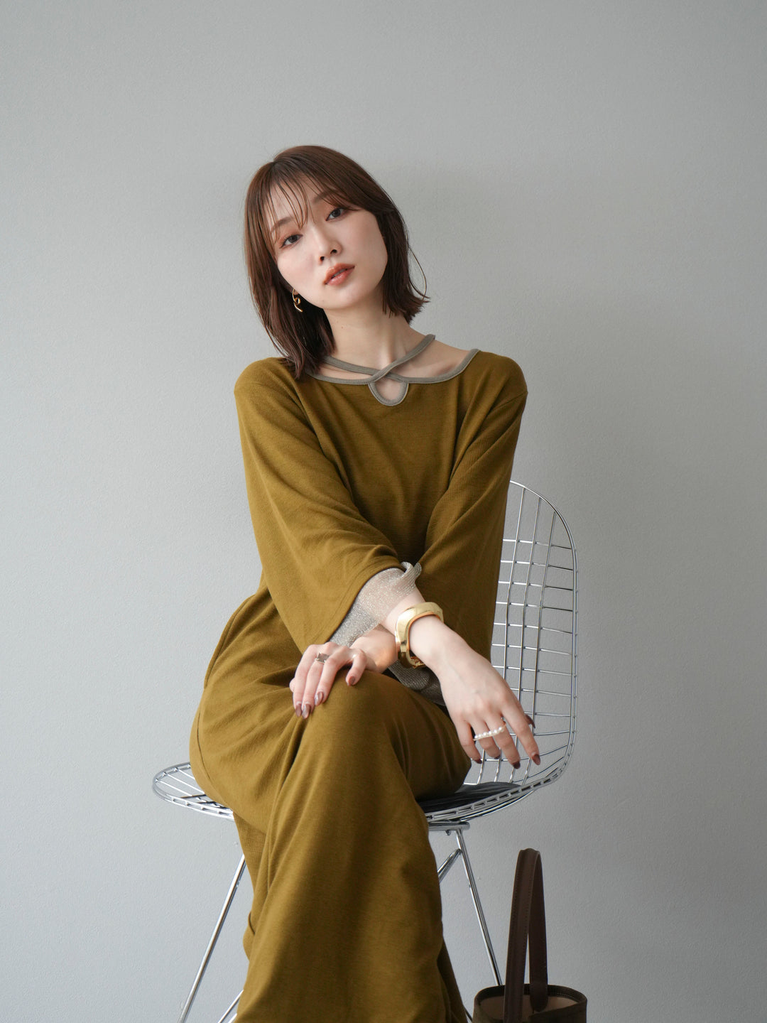 [予約]デザインネックラメシアー切替ニットワンピース/カーキ