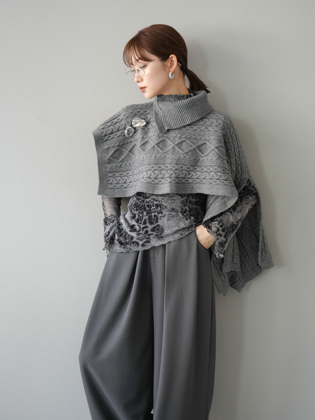 [予約]ケーブル編みニットケープ/グレー