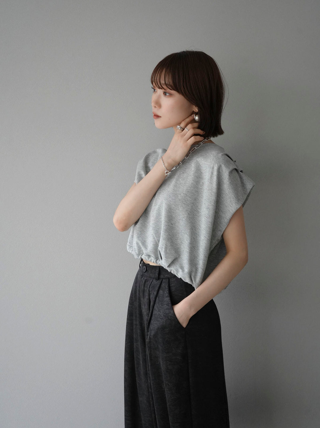 [Pre-order] Tuck shoulder hem drawstring ribbon top/gray