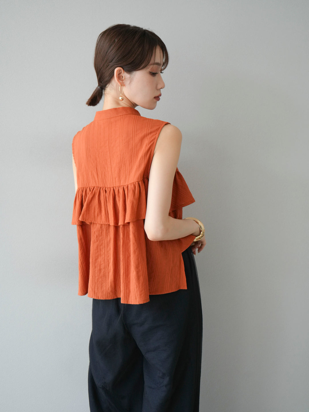 [SET]ドビーストライプアシンメトリーフリルノースリブラウス+コード刺繍チュールレイヤードパンツ(2set)