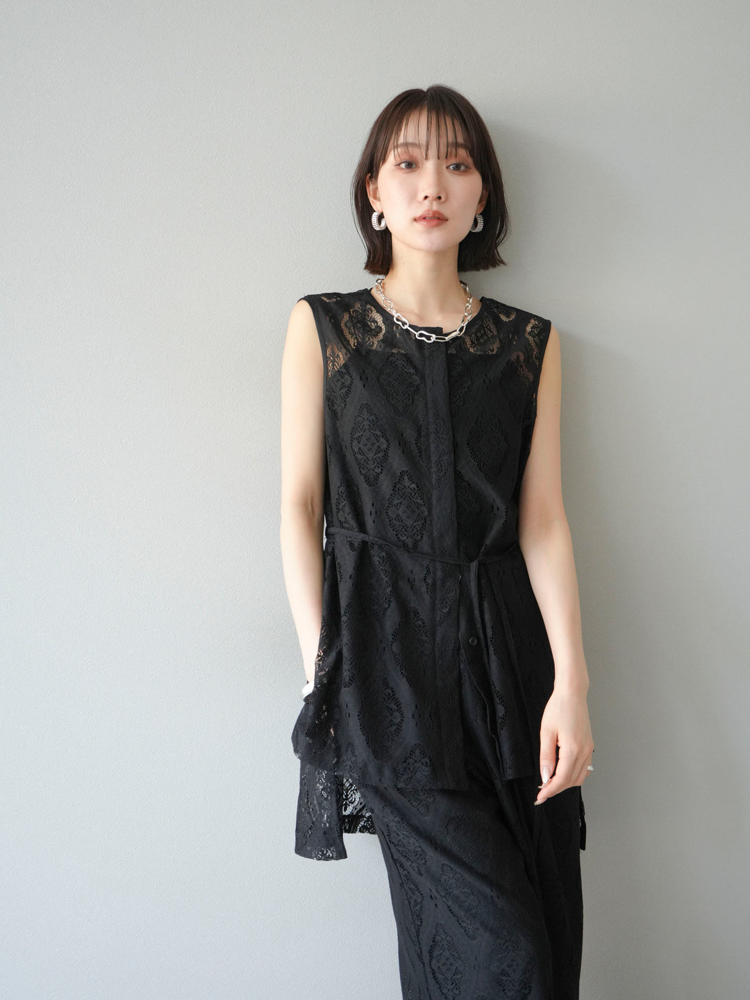 [SET] 緞面滾邊蕾絲無袖上衣 + 蕾絲疊穿休閒褲 (2件套)