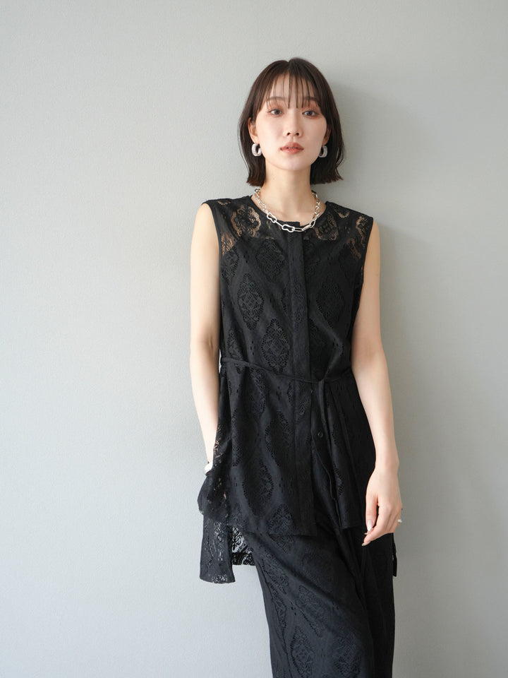 [SET] 緞面滾邊蕾絲無袖上衣 + 蕾絲疊穿休閒褲 (2件套)