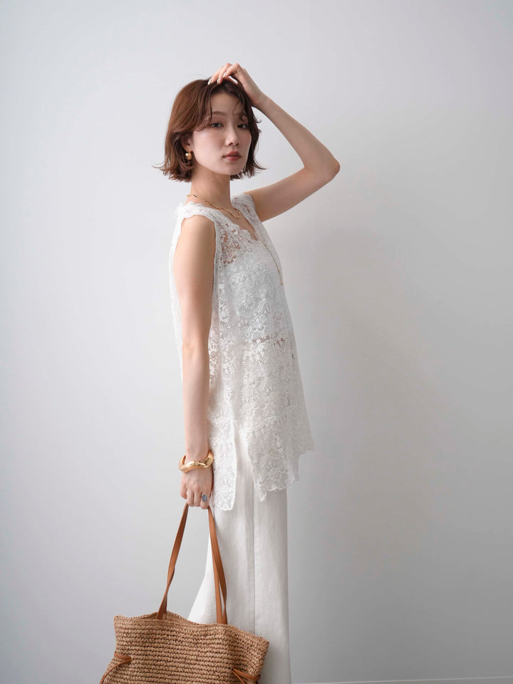 [予約]エンブロイダリーシアーVネックノースリトップス/white