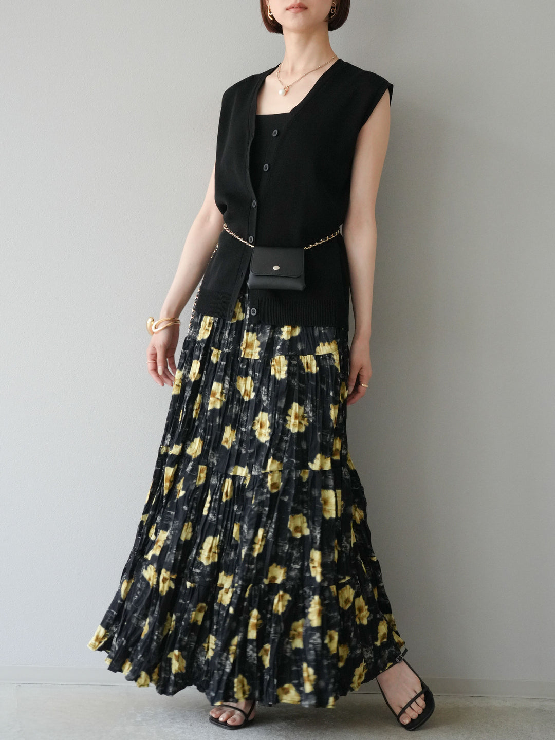 [SET] V領人造絲針織背心+花邊長裙（2件組）