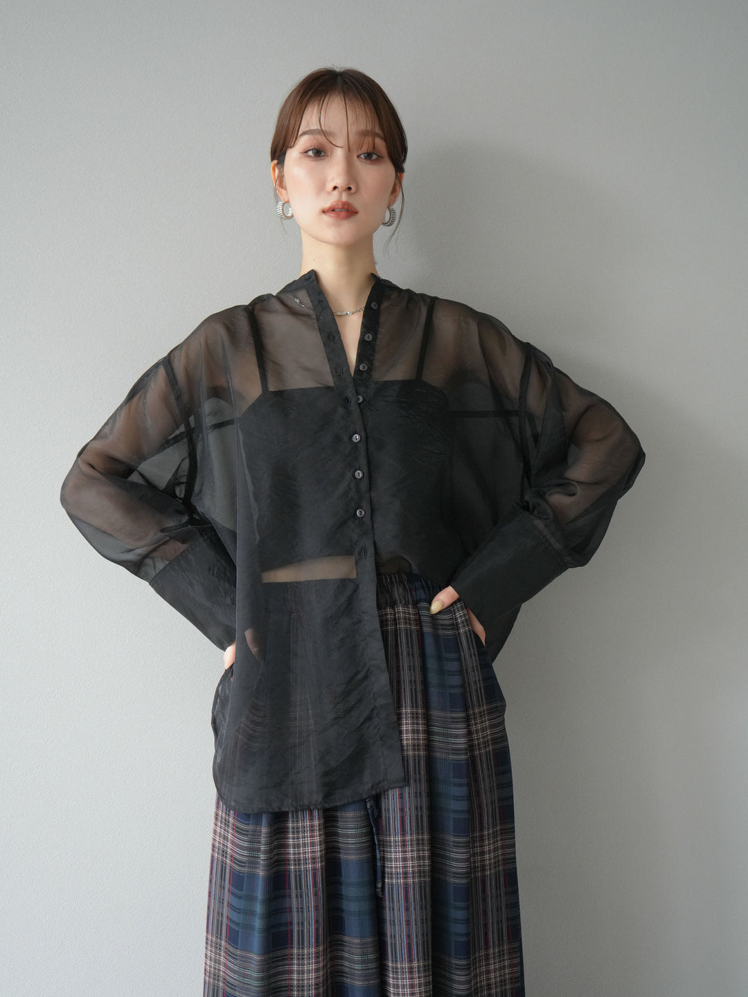 [SET] 亮面透視立領襯衫 + 透視格紋寬鬆褲 (2 件套)