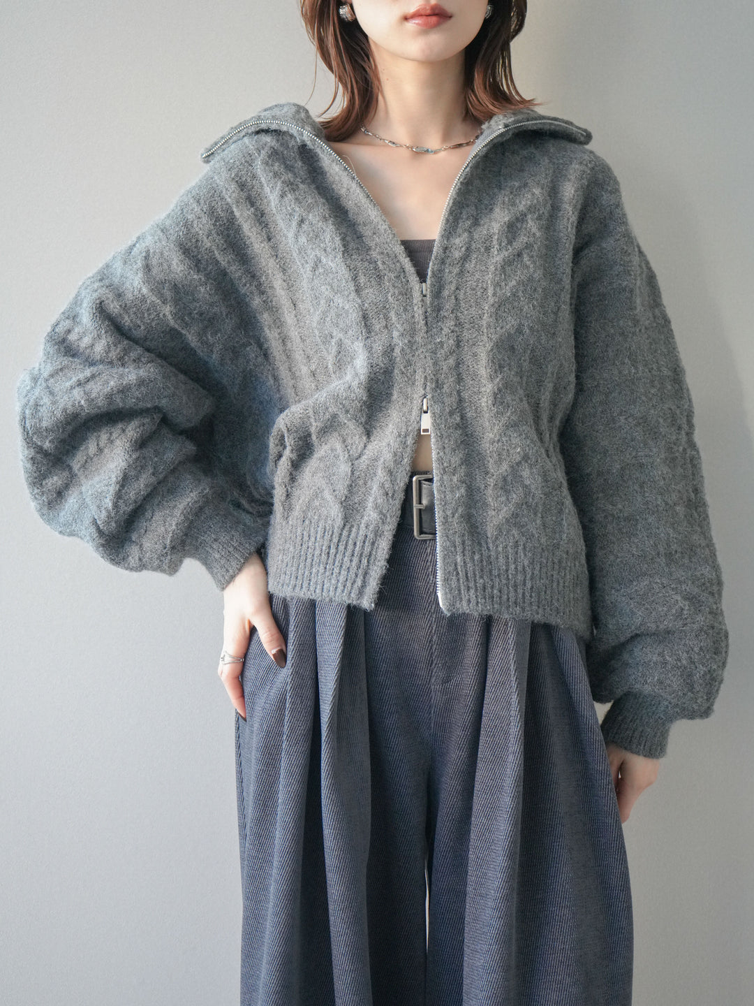[予約]ケーブル編みハイネックZIPニットカーディガン/gray