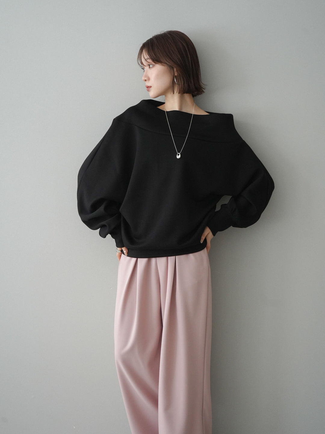 [予約]アシンメトリーオフショルポンチプルオーバー/black