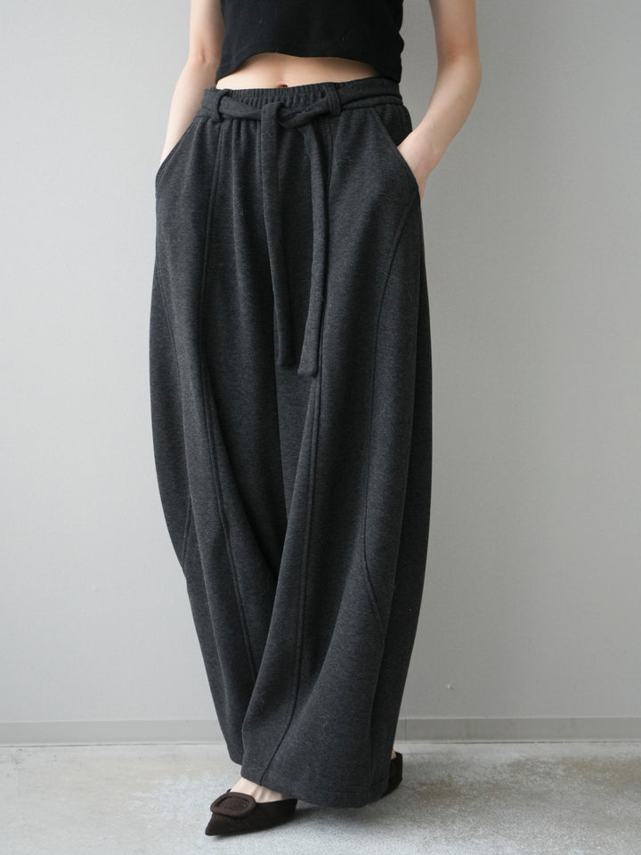 [予約]ウエストベルトカーブラインスエットパンツ/black