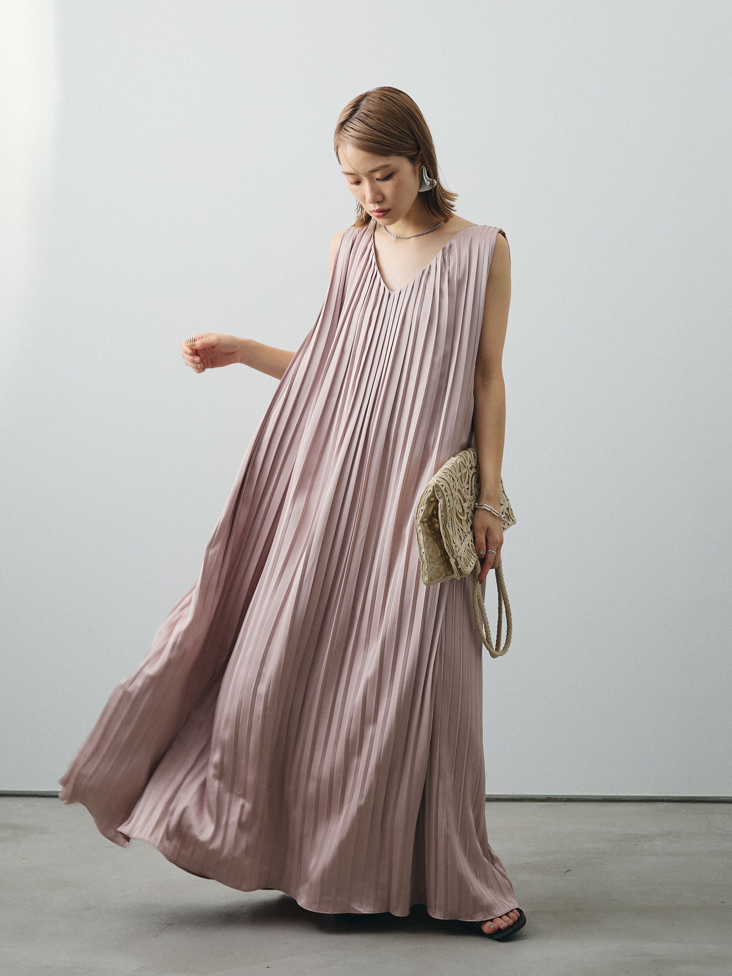 予約]サテンプリーツVネックワンピース/ピンクベージュ – Lumier