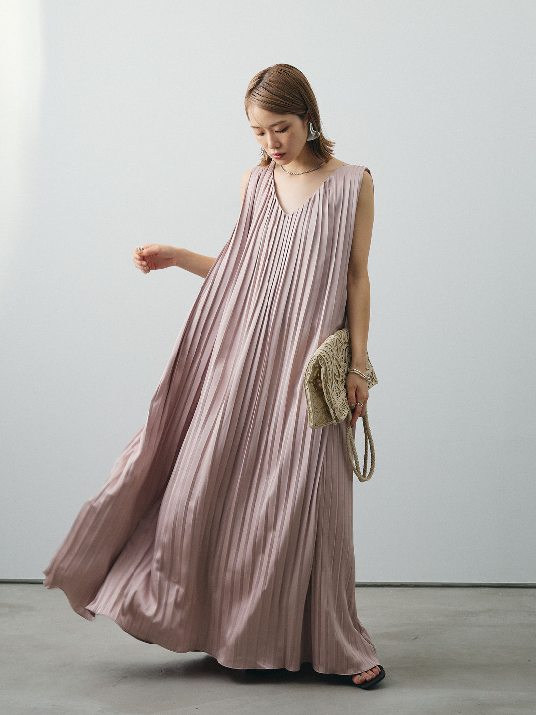 [予約]サテンプリーツVネックワンピース/ピンクベージュ