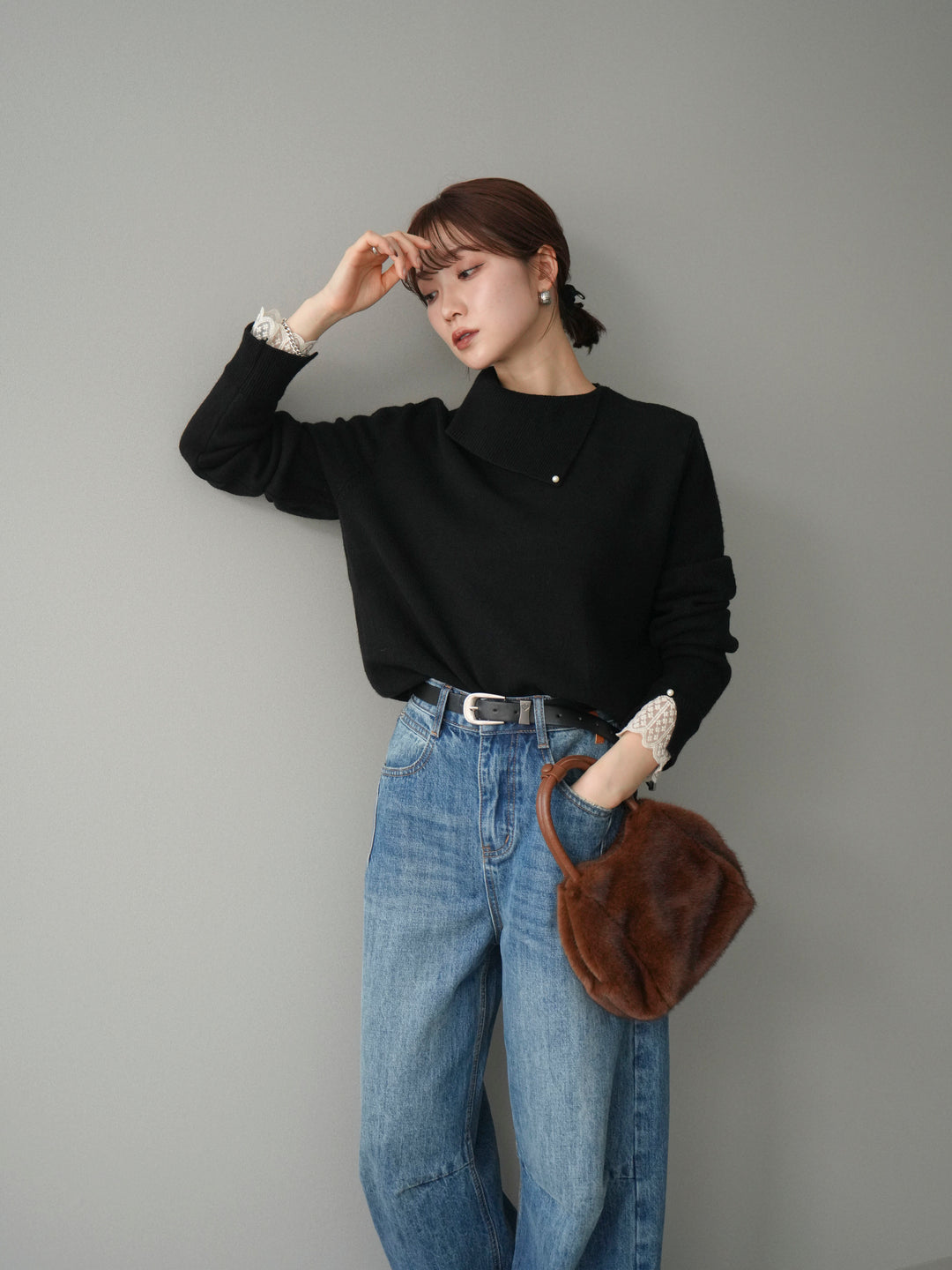 【預購】袖口蕾絲珍珠裝飾撞色針織上衣 / 黑色