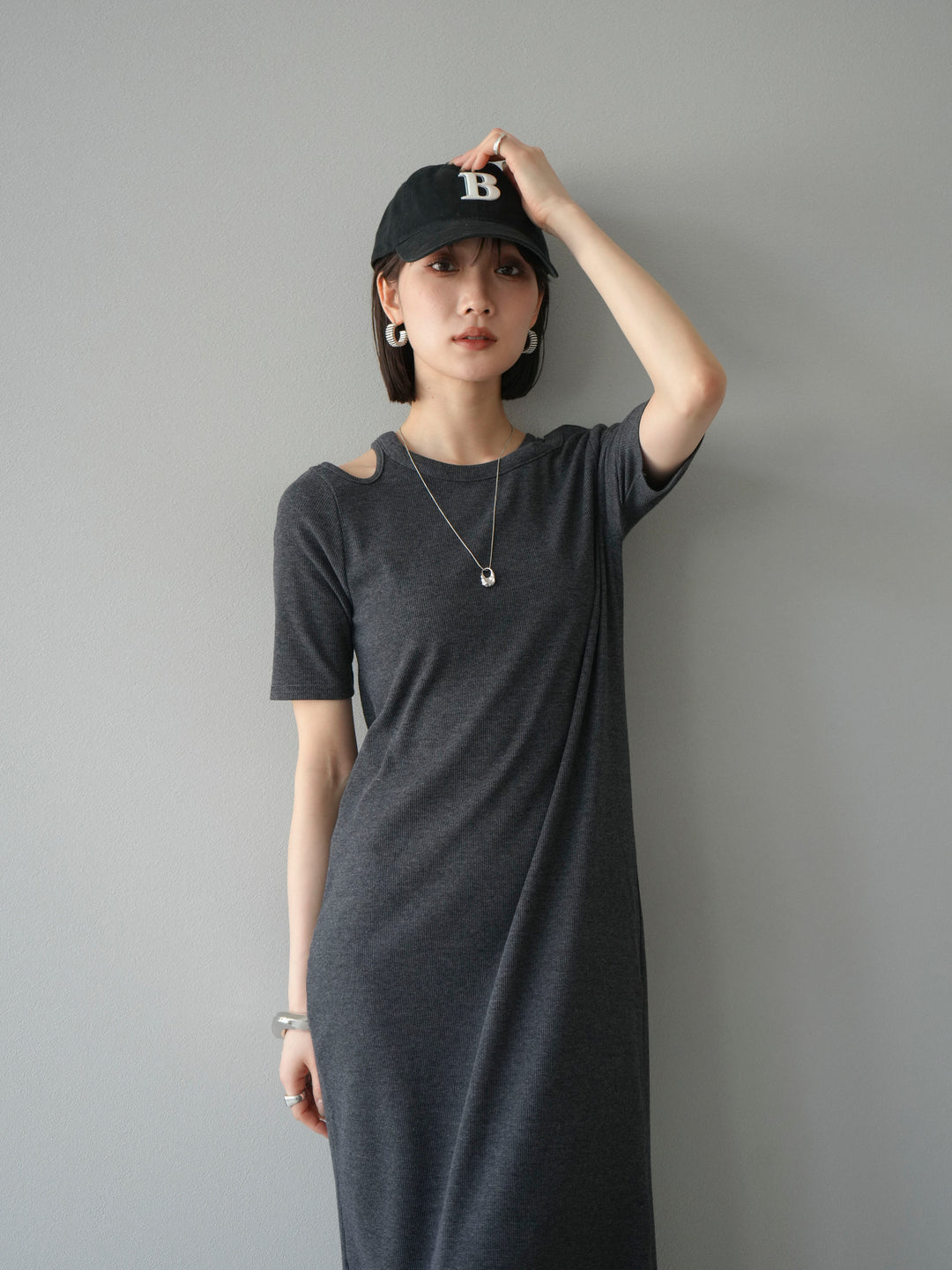 [予約]デザインネックカットリブワンピース/チャコール