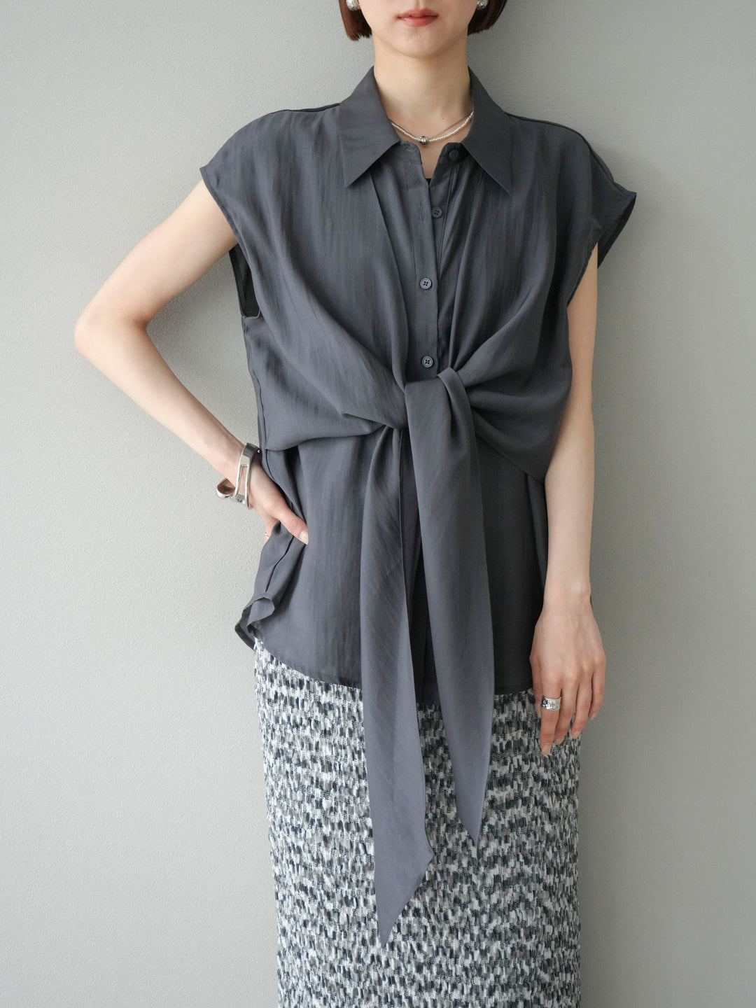 [予約]フロントタイシアーブラウス/チャコール