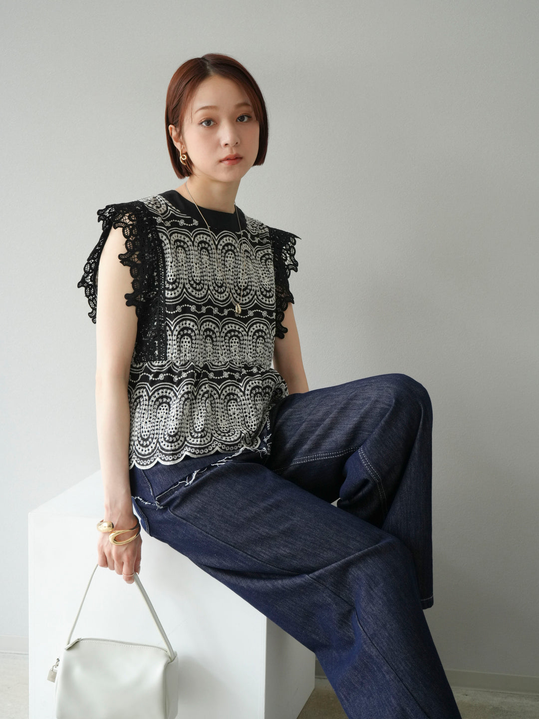 [SET] 扇貝刺繡蕾絲上衣 + 臀部設計牛仔褲 (2set)