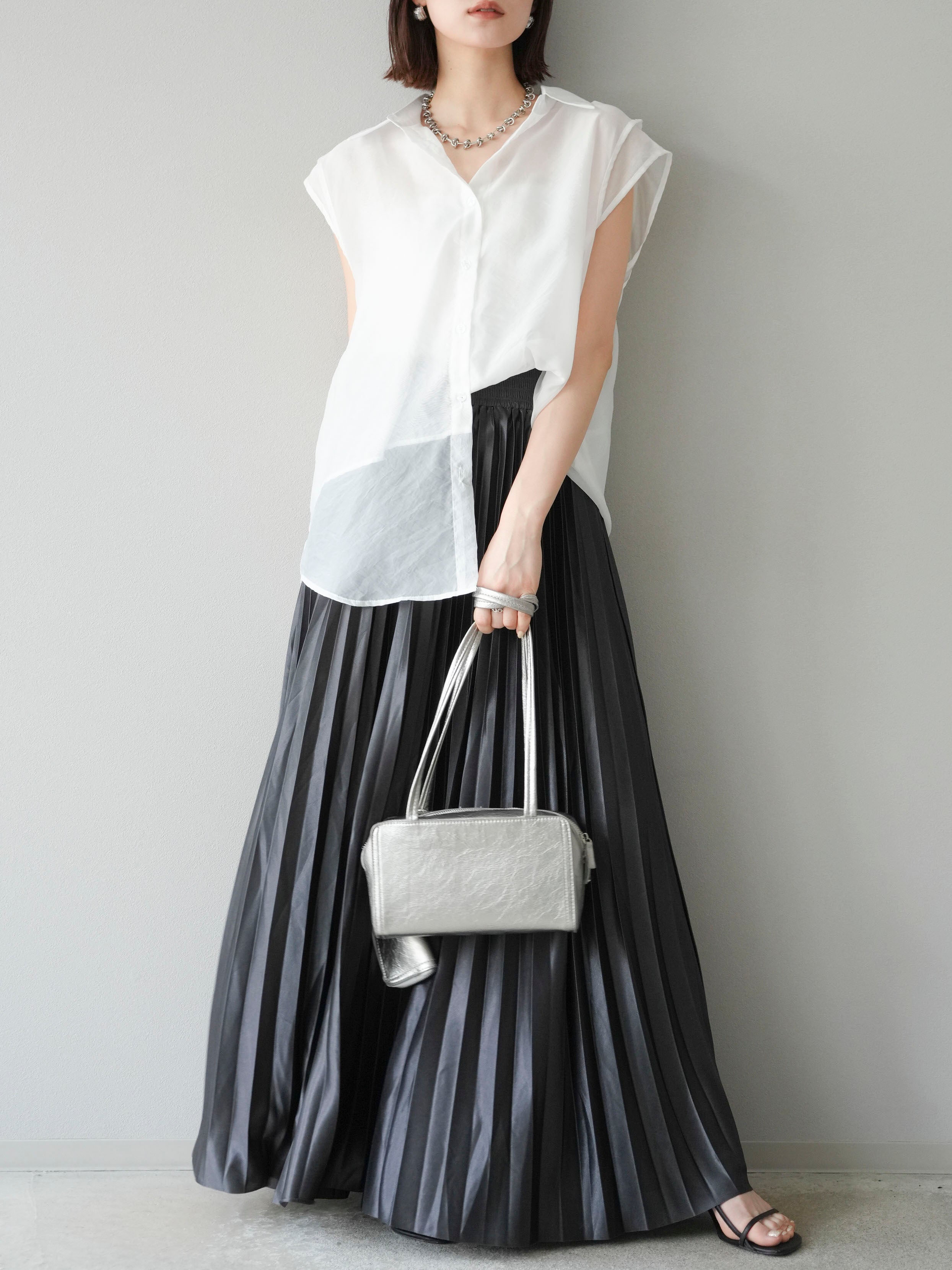 予約]サテンプリーツマキシスカート/チャコール – Lumier