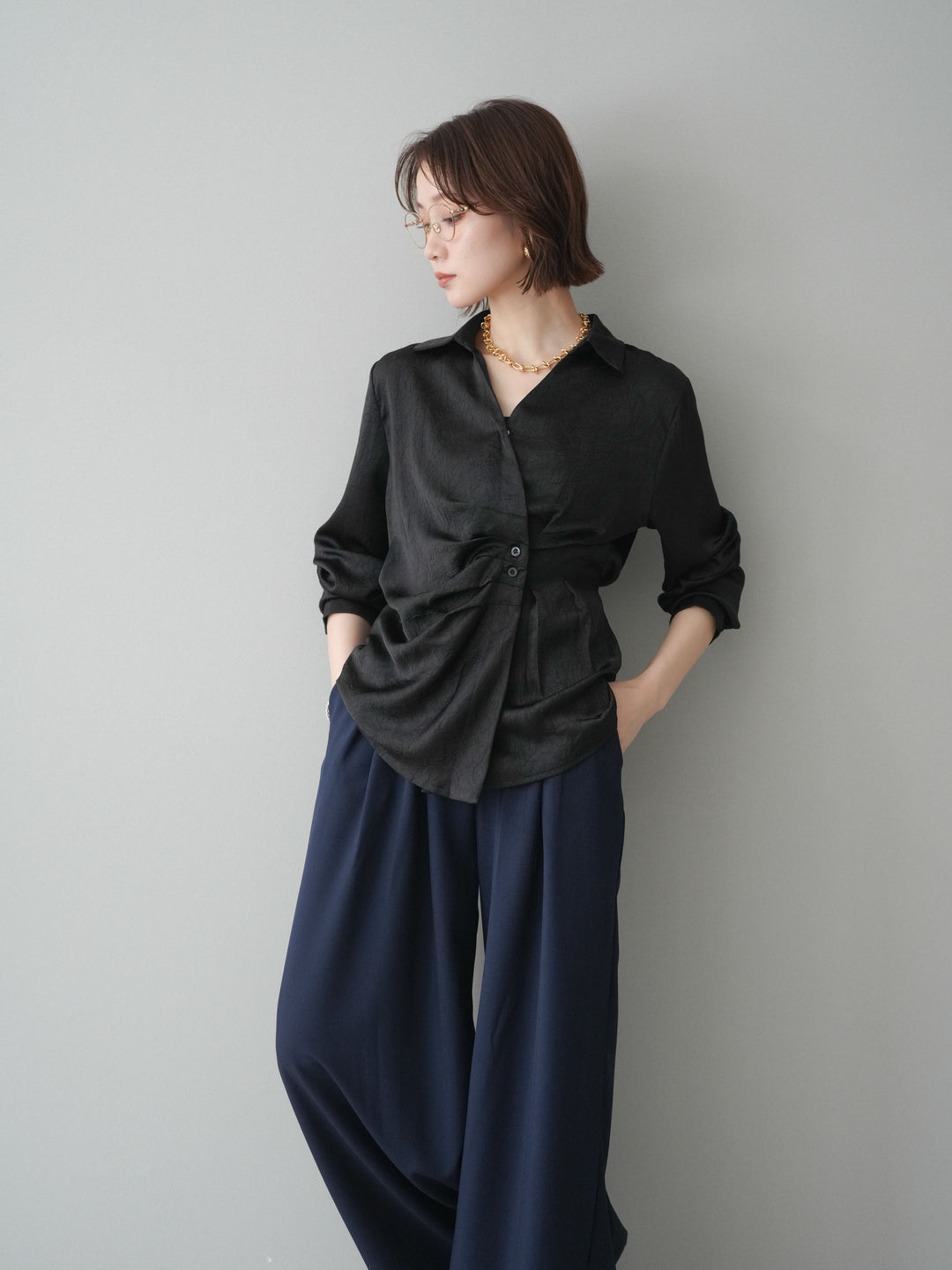 [予約]サイドギャザーアシンメトリーデザインサテンブラウス/black